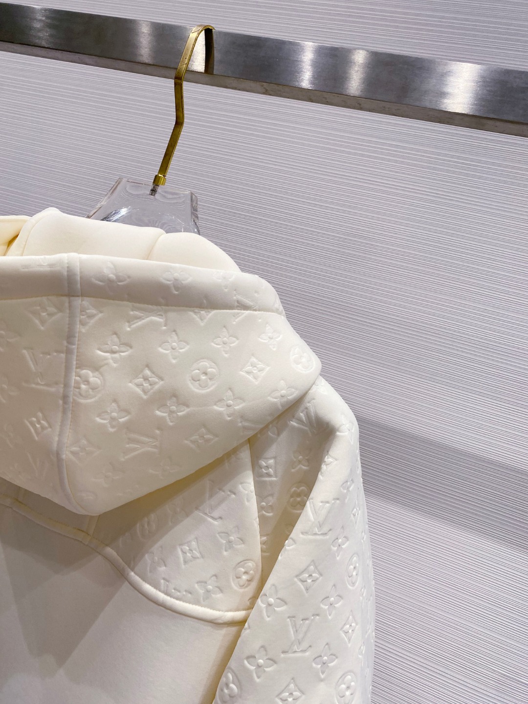 LV高仿連帽外套 女士白色滿版壓花設計2025早春新款|超A仿原單精品圖片 13 LV高仿連帽外套 女士白色滿版壓花設計2025早春新款|歐美奢侈品精品推薦
