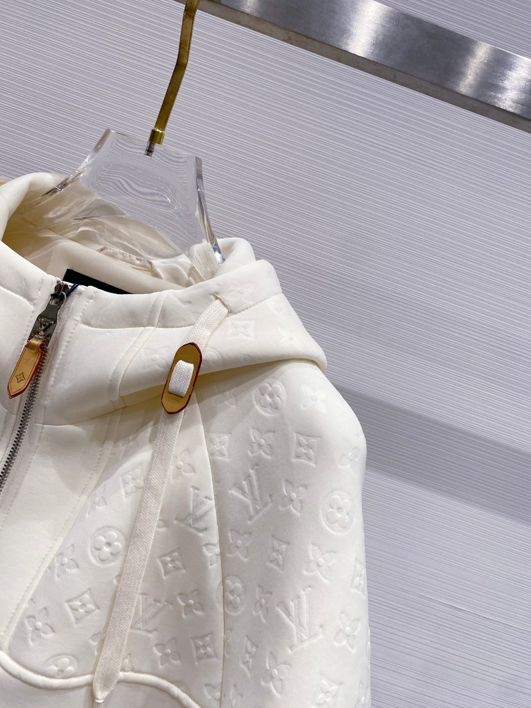 LV高仿連帽外套 女士白色滿版壓花設計2025早春新款|超A仿原單精品圖片 12 LV高仿連帽外套 女士白色滿版壓花設計2025早春新款|歐美奢侈品精品推薦