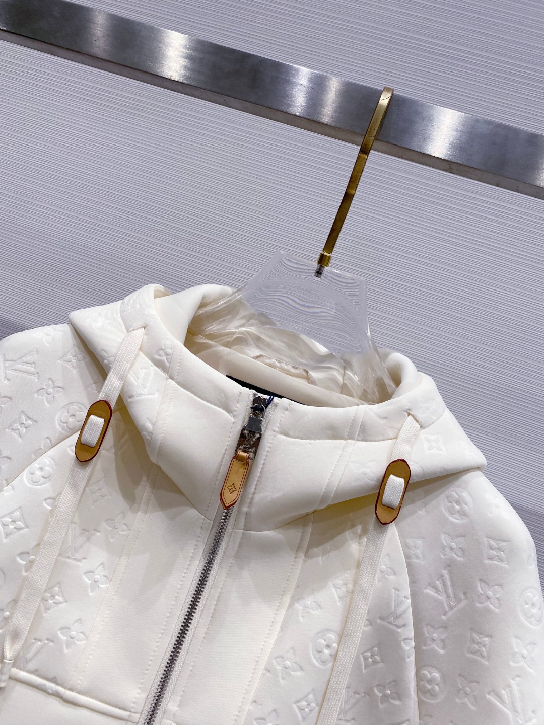 LV高仿連帽外套 女士白色滿版壓花設計2025早春新款|超A仿原單精品圖片 11 LV高仿連帽外套 女士白色滿版壓花設計2025早春新款|歐美奢侈品精品推薦