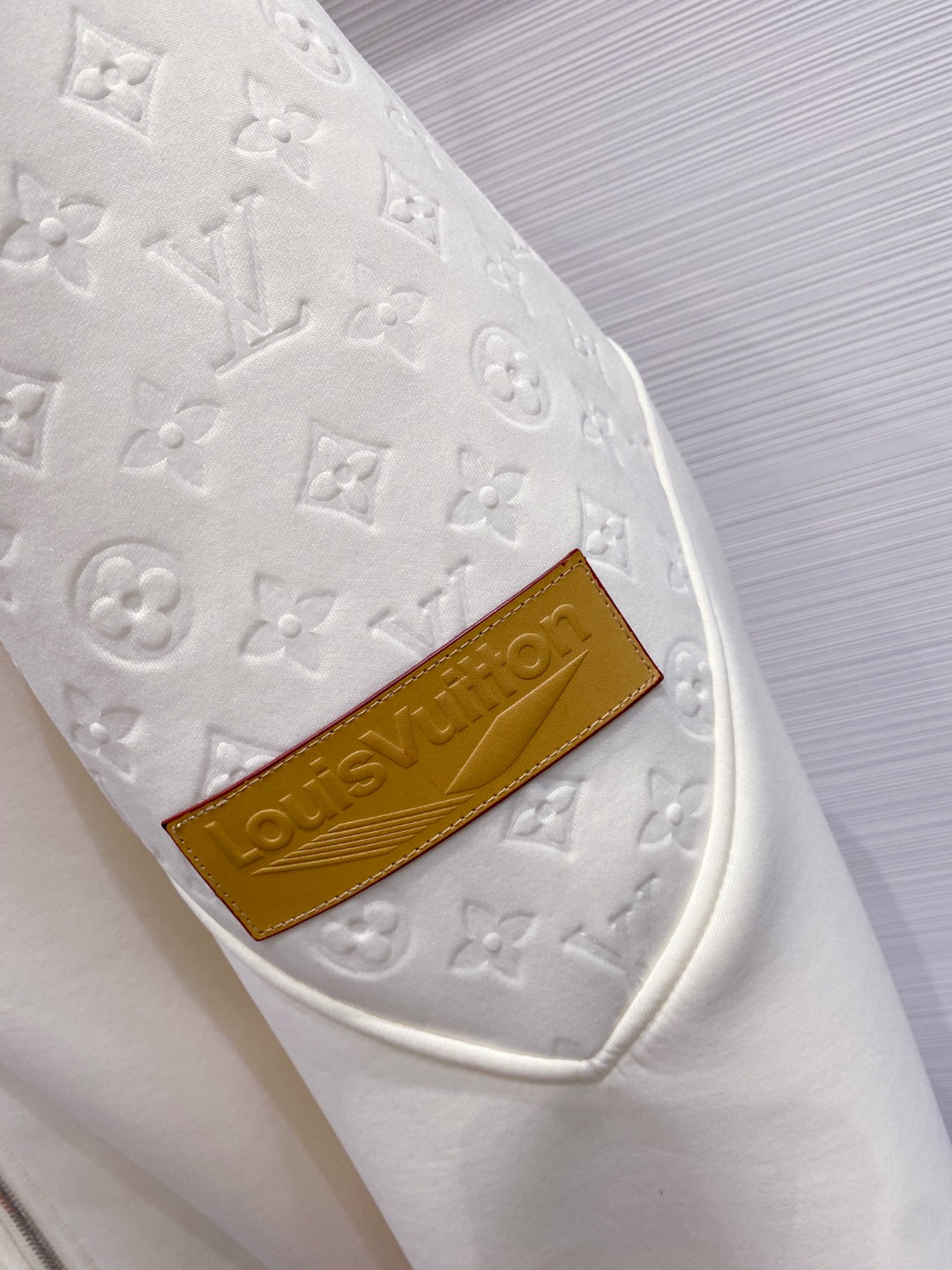 LV高仿連帽外套 女士白色滿版壓花設計2025早春新款|超A仿原單精品圖片 10 LV高仿連帽外套 女士白色滿版壓花設計2025早春新款|歐美奢侈品精品推薦