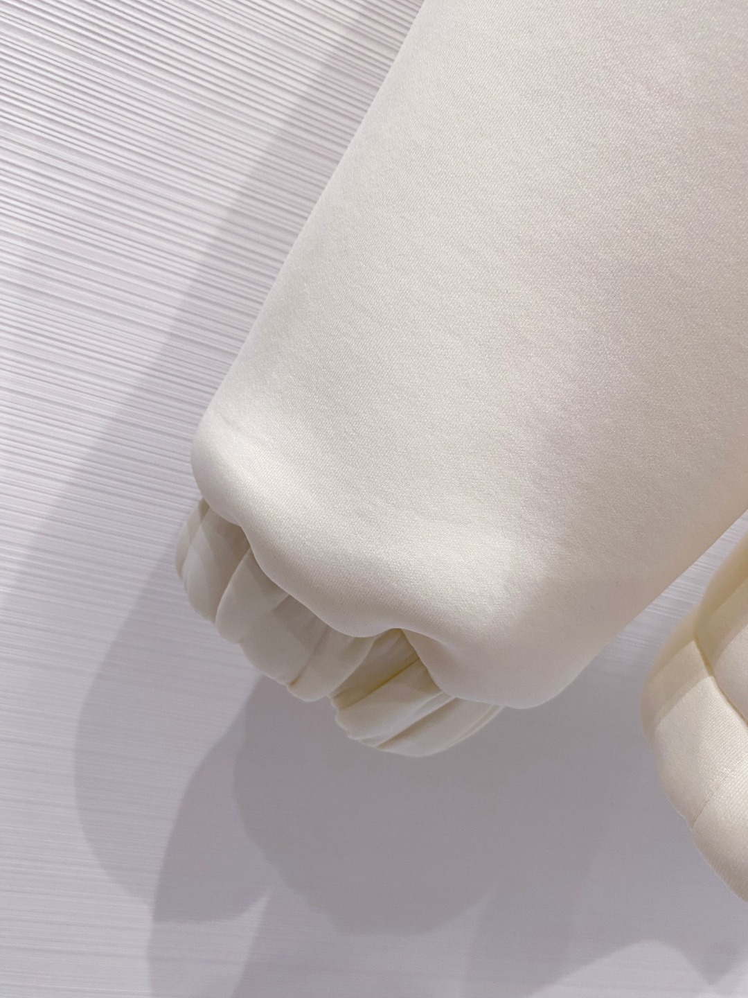 LV高仿連帽外套 女士白色滿版壓花設計2025早春新款|超A仿原單精品圖片 9 LV高仿連帽外套 女士白色滿版壓花設計2025早春新款|歐美奢侈品精品推薦