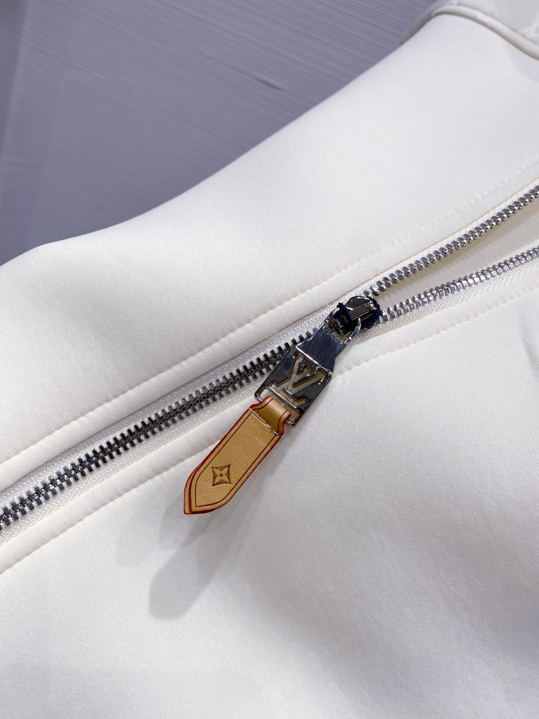 LV高仿連帽外套 女士白色滿版壓花設計2025早春新款|超A仿原單精品圖片 8 LV高仿連帽外套 女士白色滿版壓花設計2025早春新款|歐美奢侈品精品推薦