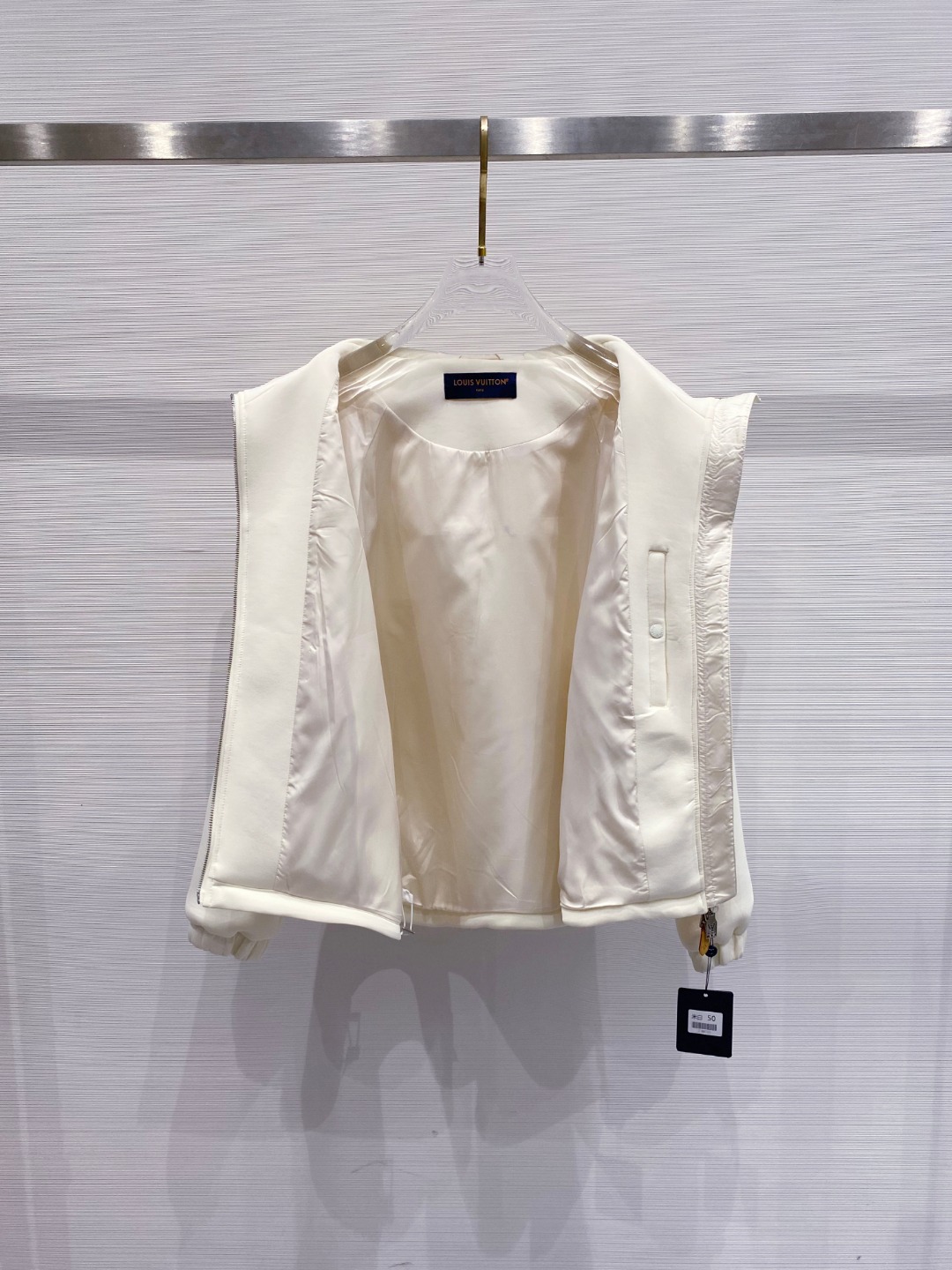 LV高仿連帽外套 女士白色滿版壓花設計2025早春新款|超A仿原單精品圖片 7 LV高仿連帽外套 女士白色滿版壓花設計2025早春新款|歐美奢侈品精品推薦