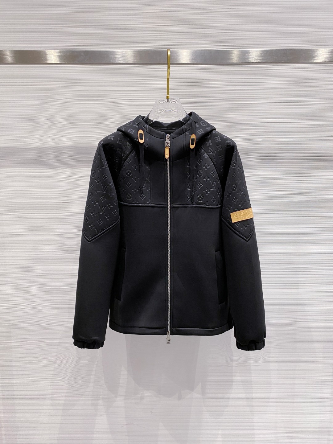 LV高仿連帽外套 男士黑色壓花設計休閒風夾克2025新款|超A仿原單精品圖片 2 LV高仿連帽外套 男士黑色壓花設計休閒風夾克2025新款|歐美奢侈品精品推薦