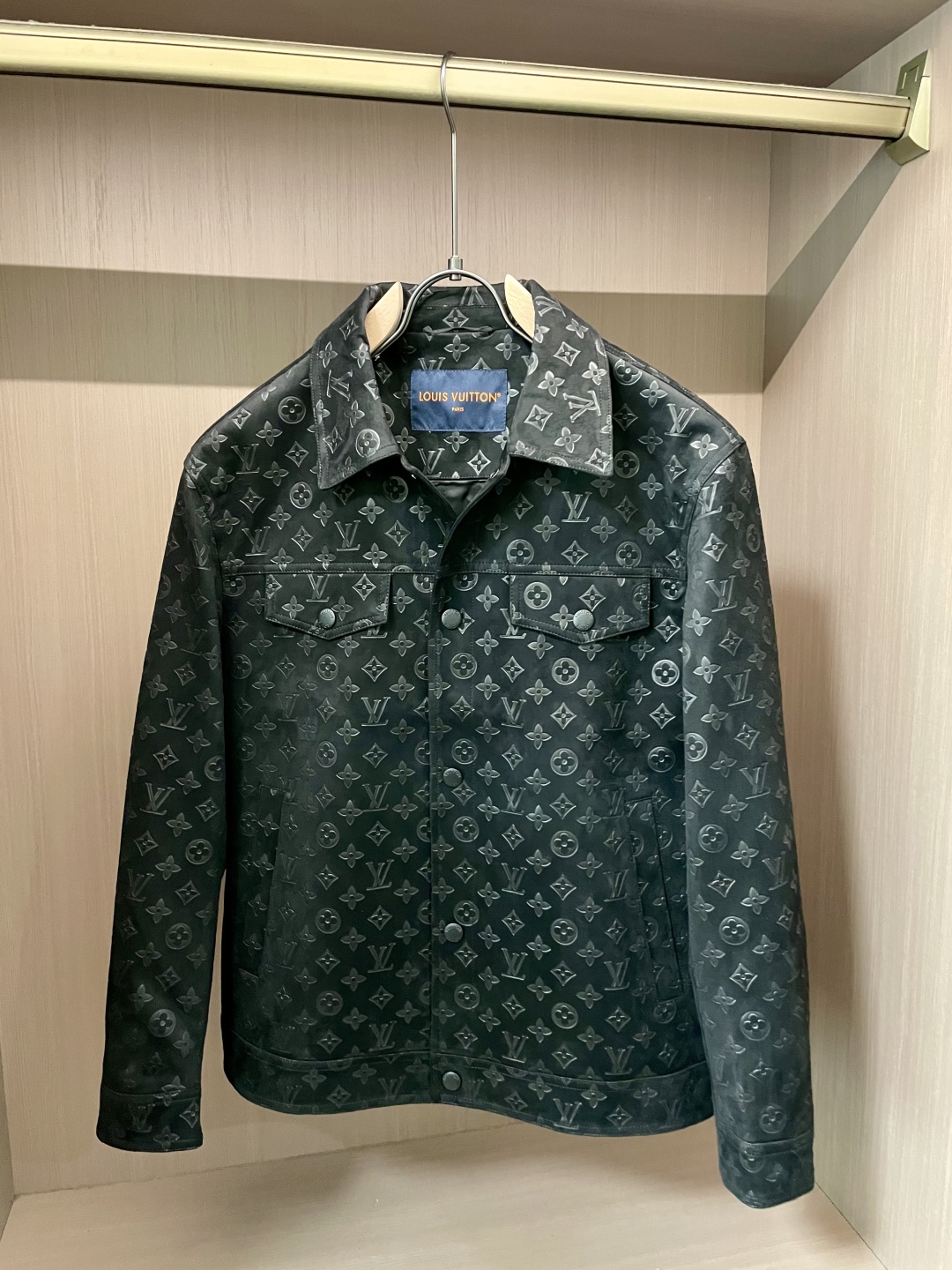 LV高仿老花皮革外套 經典Monogram圖騰時尚夾克款｜歐美奢侈品精品推薦