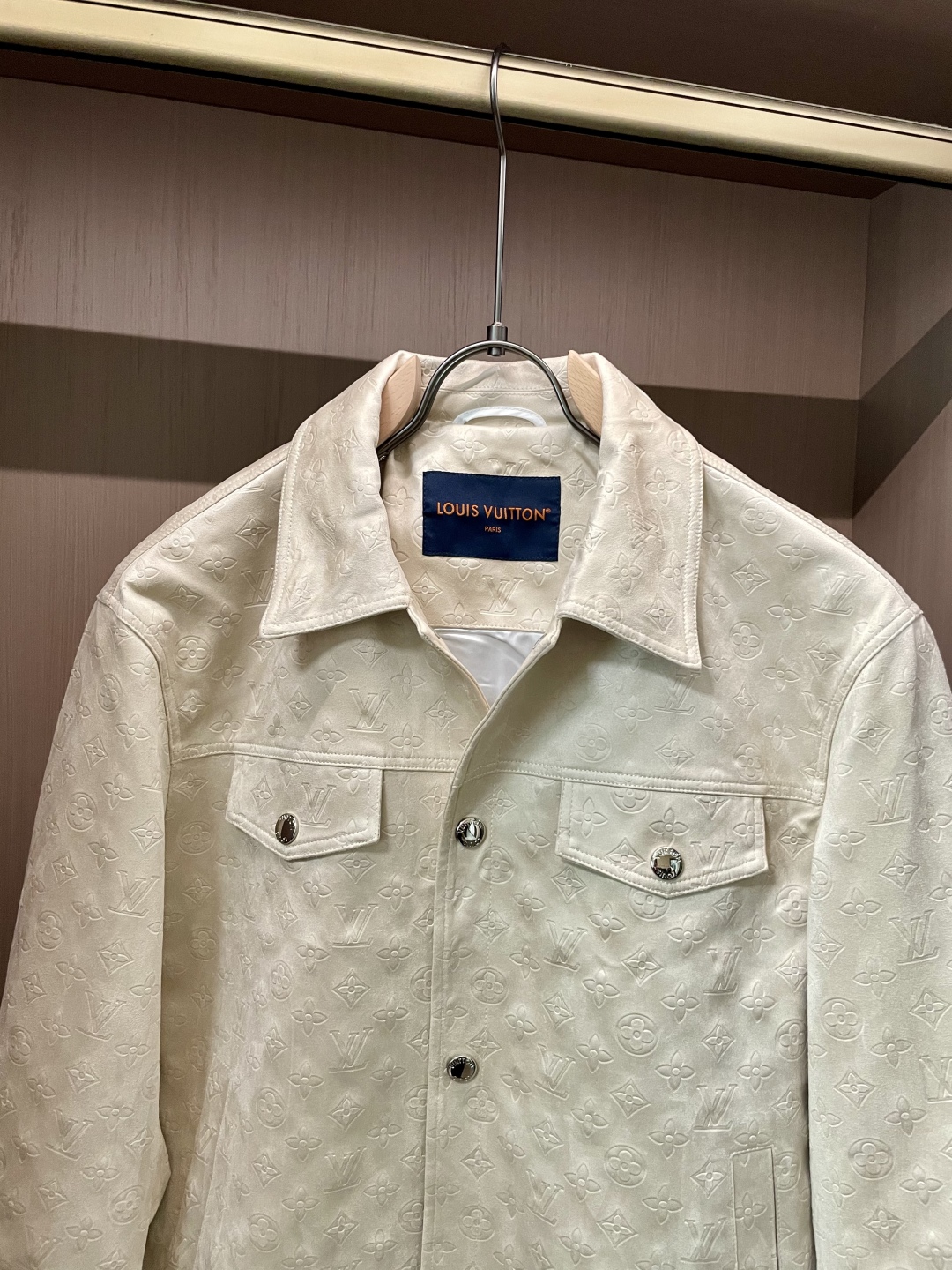 LV原單奶油白皮革外套 全面壓花Monogram立體夾克|超A仿原單精品圖片 13 LV原單奶油白皮革外套 全面壓花Monogram立體夾克|歐美奢侈品精品推薦