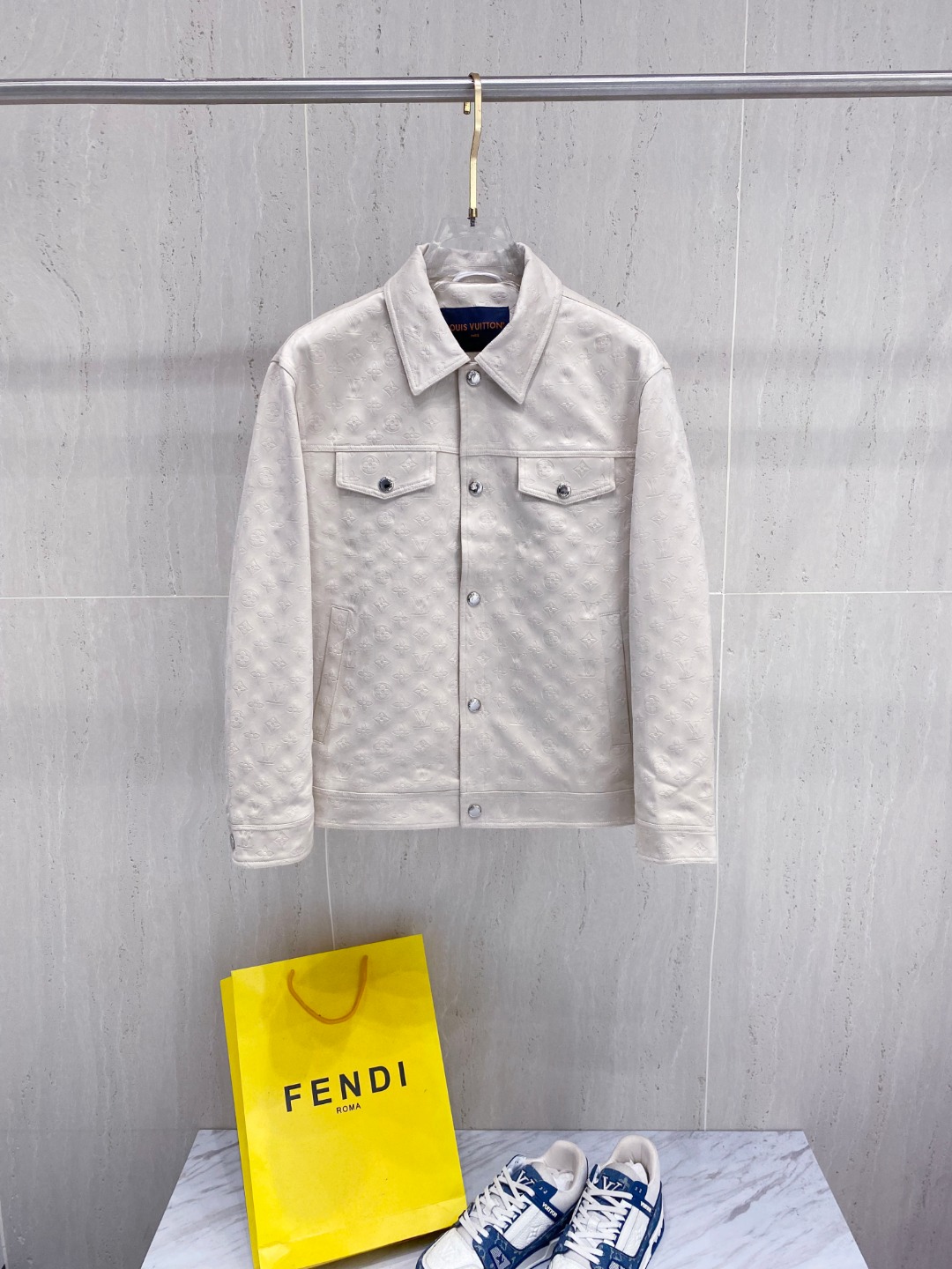 LV精品仿製立體老花皮革外套 奶白色挺版夾克款