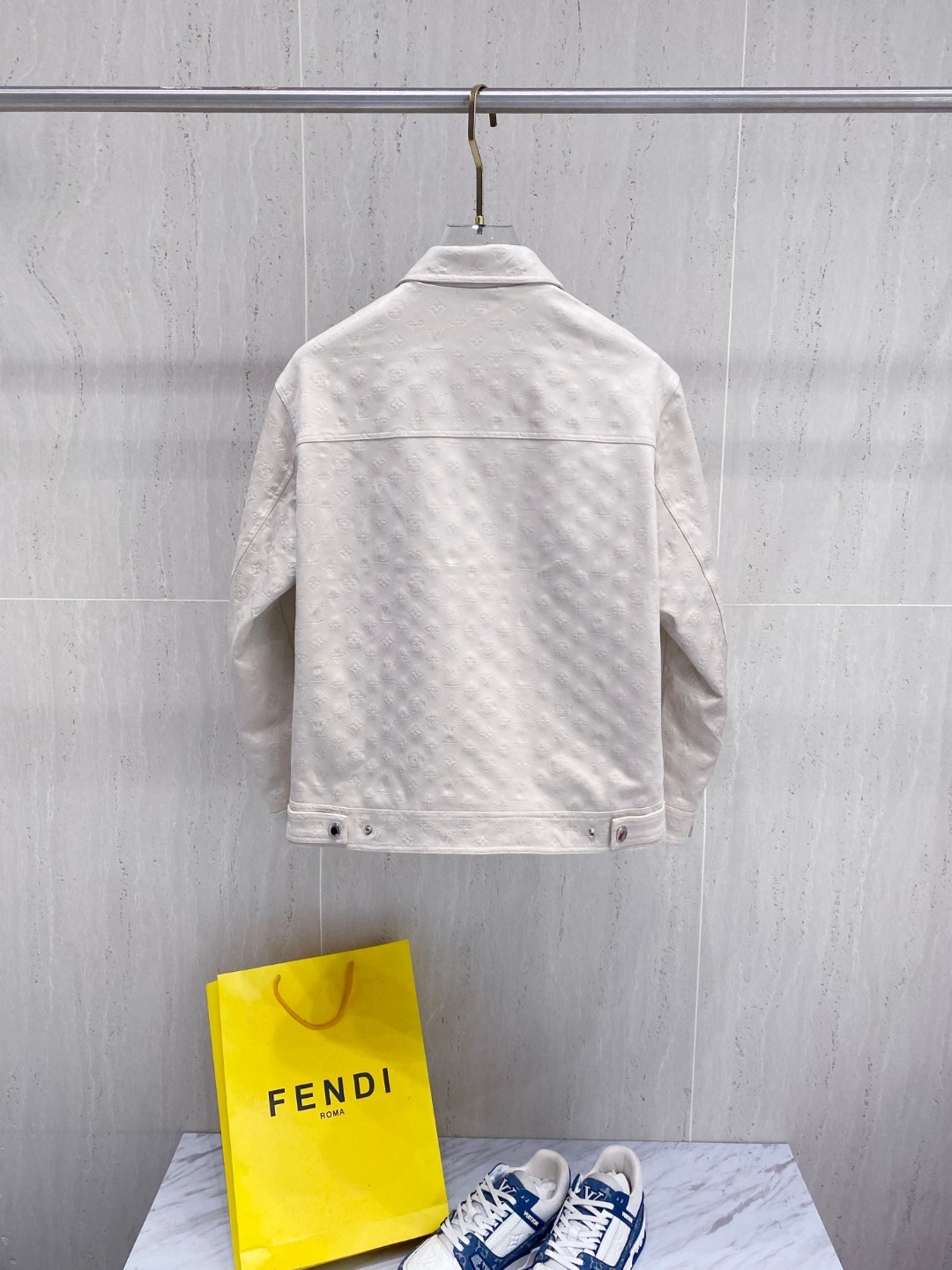 LV精品仿製立體老花皮革外套 奶白色挺版夾克款|超A仿原單精品圖片 14 LV精品仿製立體老花皮革外套 奶白色挺版夾克款|歐美奢侈品精品推薦