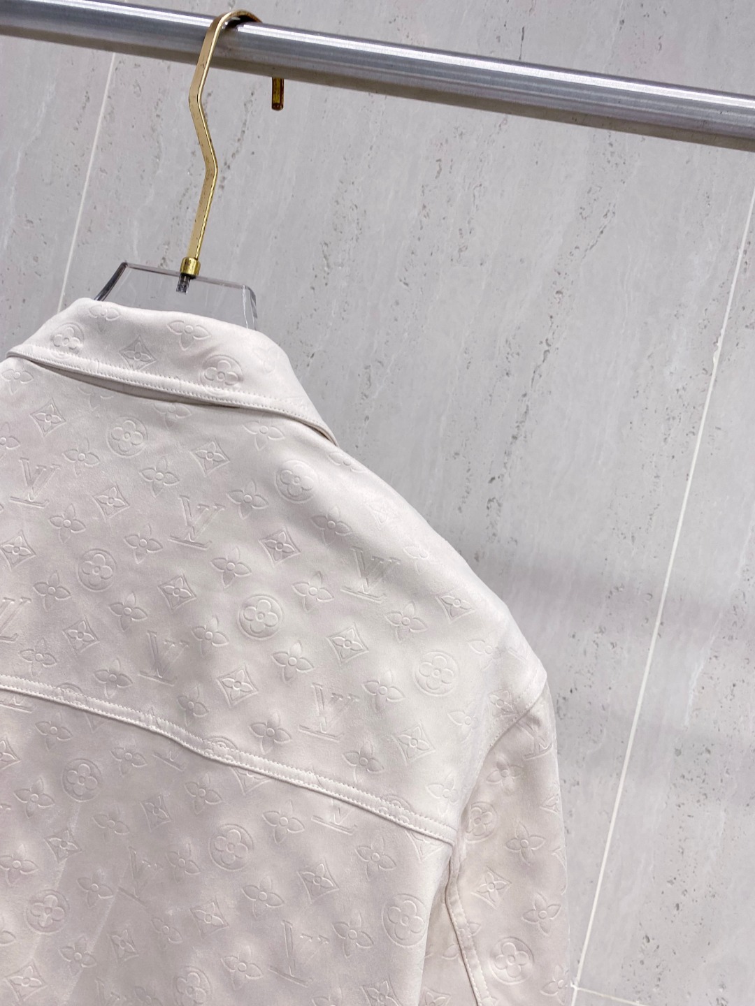 LV精品仿製立體老花皮革外套 奶白色挺版夾克款｜歐美奢侈品精品推薦