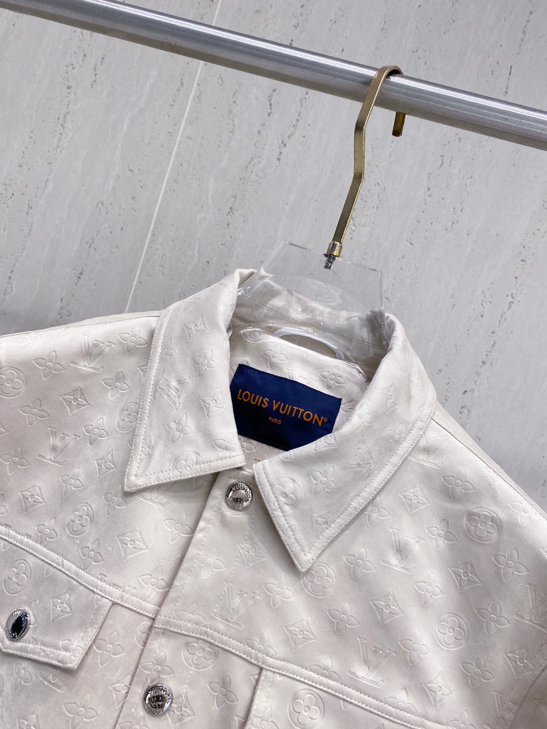 LV精品仿製立體老花皮革外套 奶白色挺版夾克款｜歐美奢侈品精品推薦