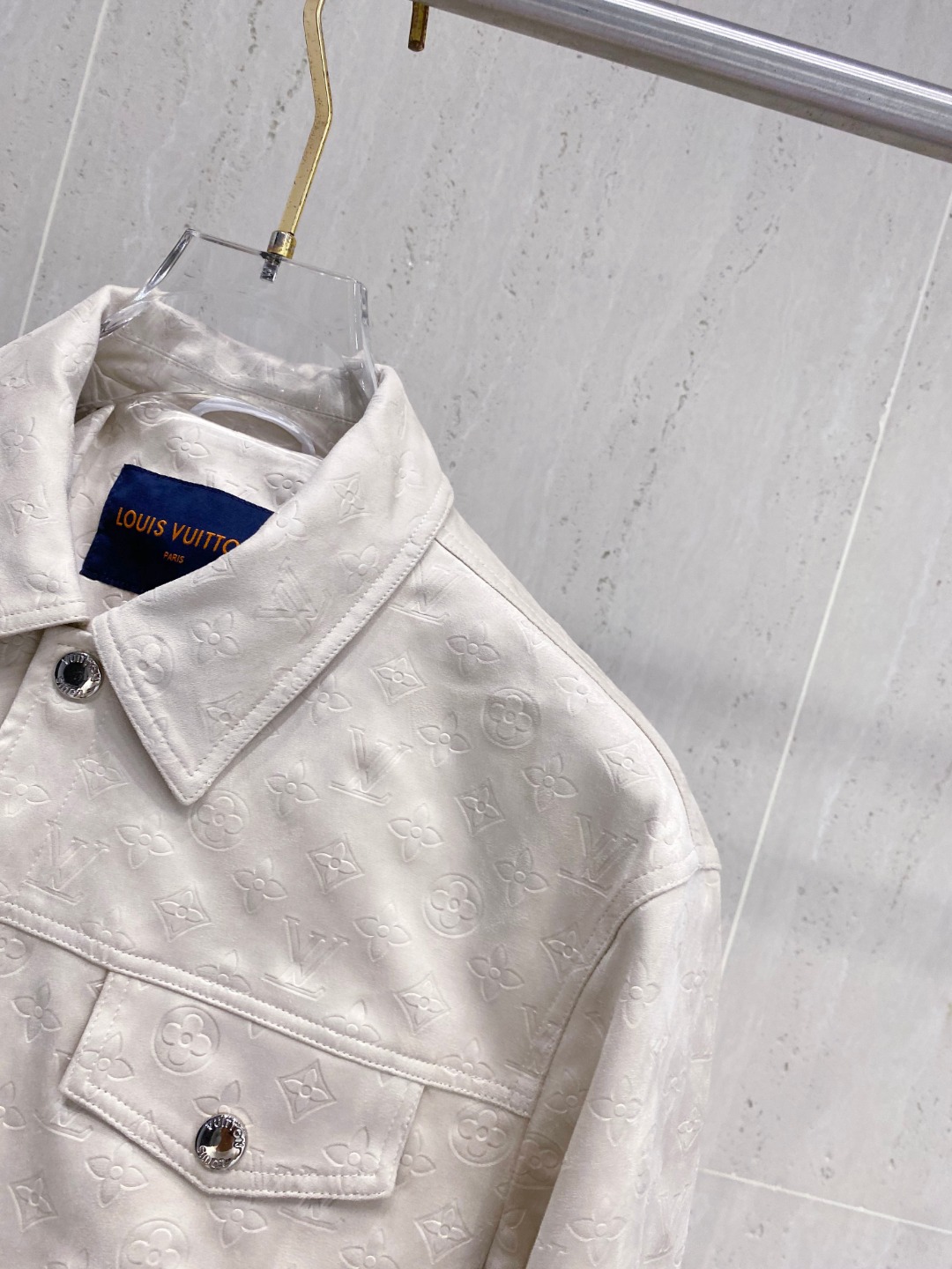 LV精品仿製立體老花皮革外套 奶白色挺版夾克款｜歐美奢侈品精品推薦