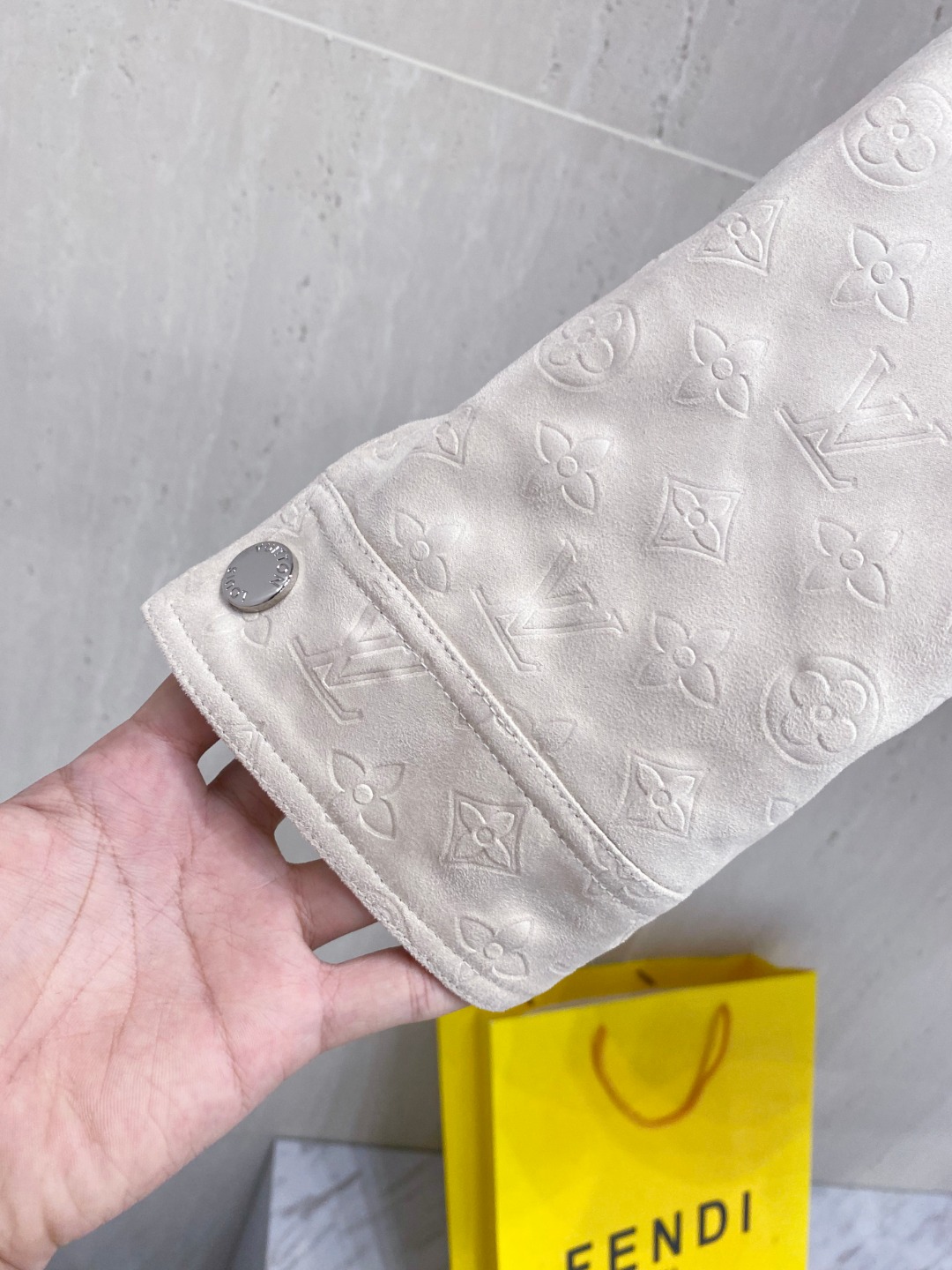 LV精品仿製立體老花皮革外套 奶白色挺版夾克款｜歐美奢侈品精品推薦