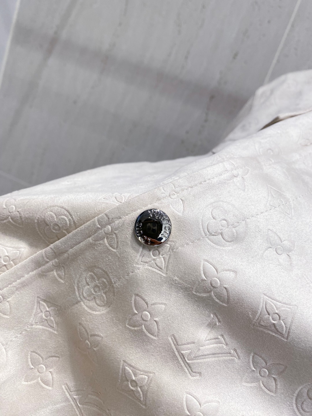 LV精品仿製立體老花皮革外套 奶白色挺版夾克款｜歐美奢侈品精品推薦