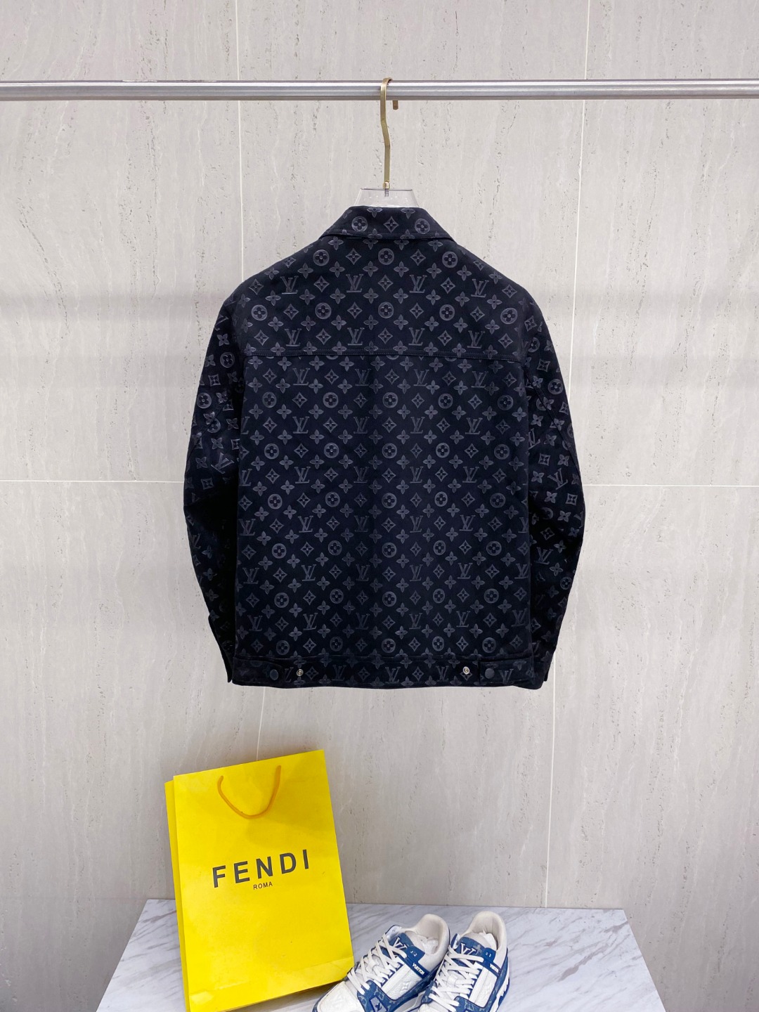 LV高仿深藍皮革外套 經典Monogram壓紋牛仔夾克款|超A仿原單精品圖片 14 LV高仿深藍皮革外套 經典Monogram壓紋牛仔夾克款|歐美奢侈品精品推薦