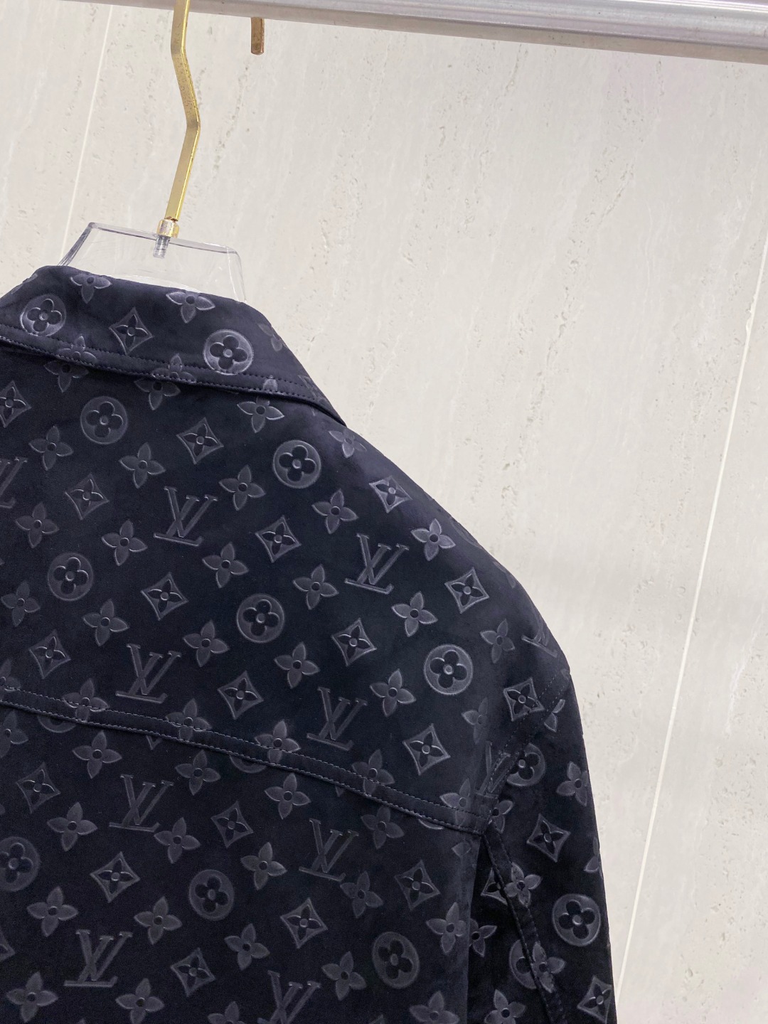 LV高仿深藍皮革外套 經典Monogram壓紋牛仔夾克款｜歐美奢侈品精品推薦