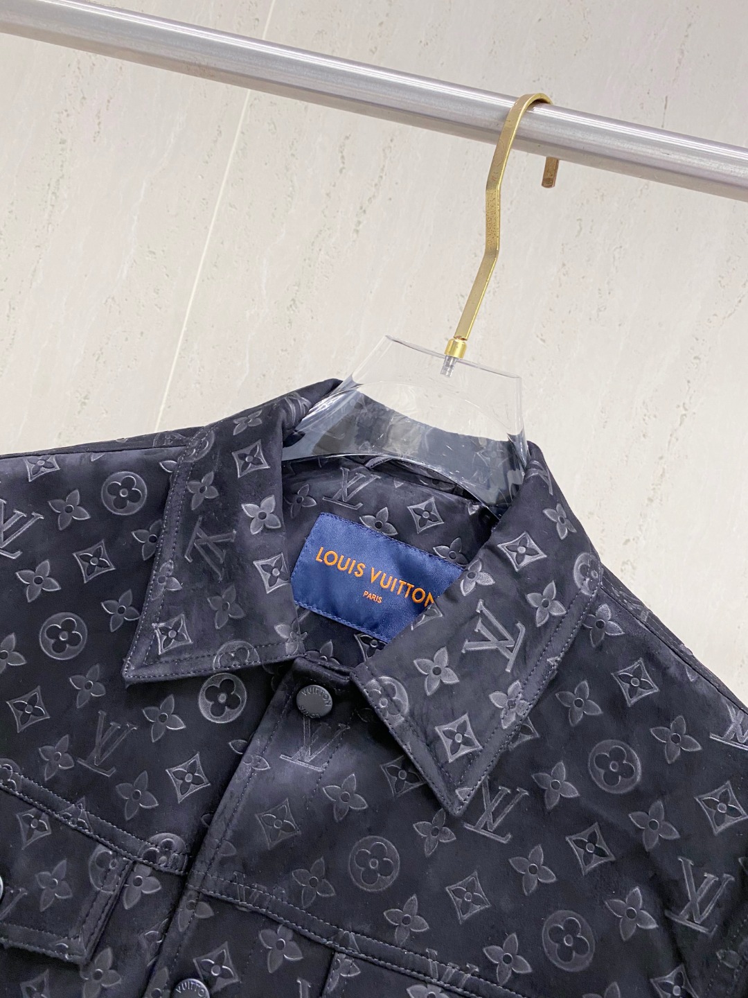 LV高仿深藍皮革外套 經典Monogram壓紋牛仔夾克款｜歐美奢侈品精品推薦