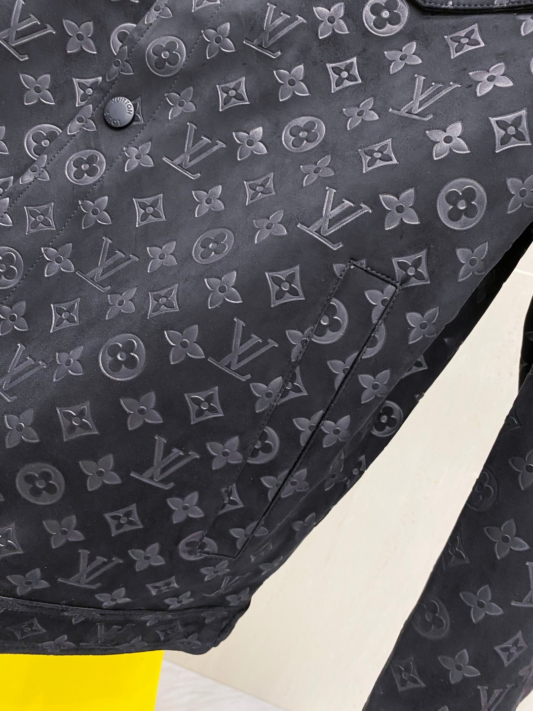 LV高仿深藍皮革外套 經典Monogram壓紋牛仔夾克款｜歐美奢侈品精品推薦