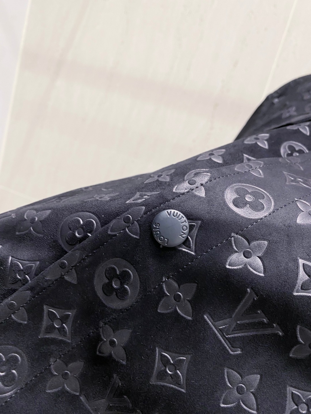 LV高仿深藍皮革外套 經典Monogram壓紋牛仔夾克款｜歐美奢侈品精品推薦