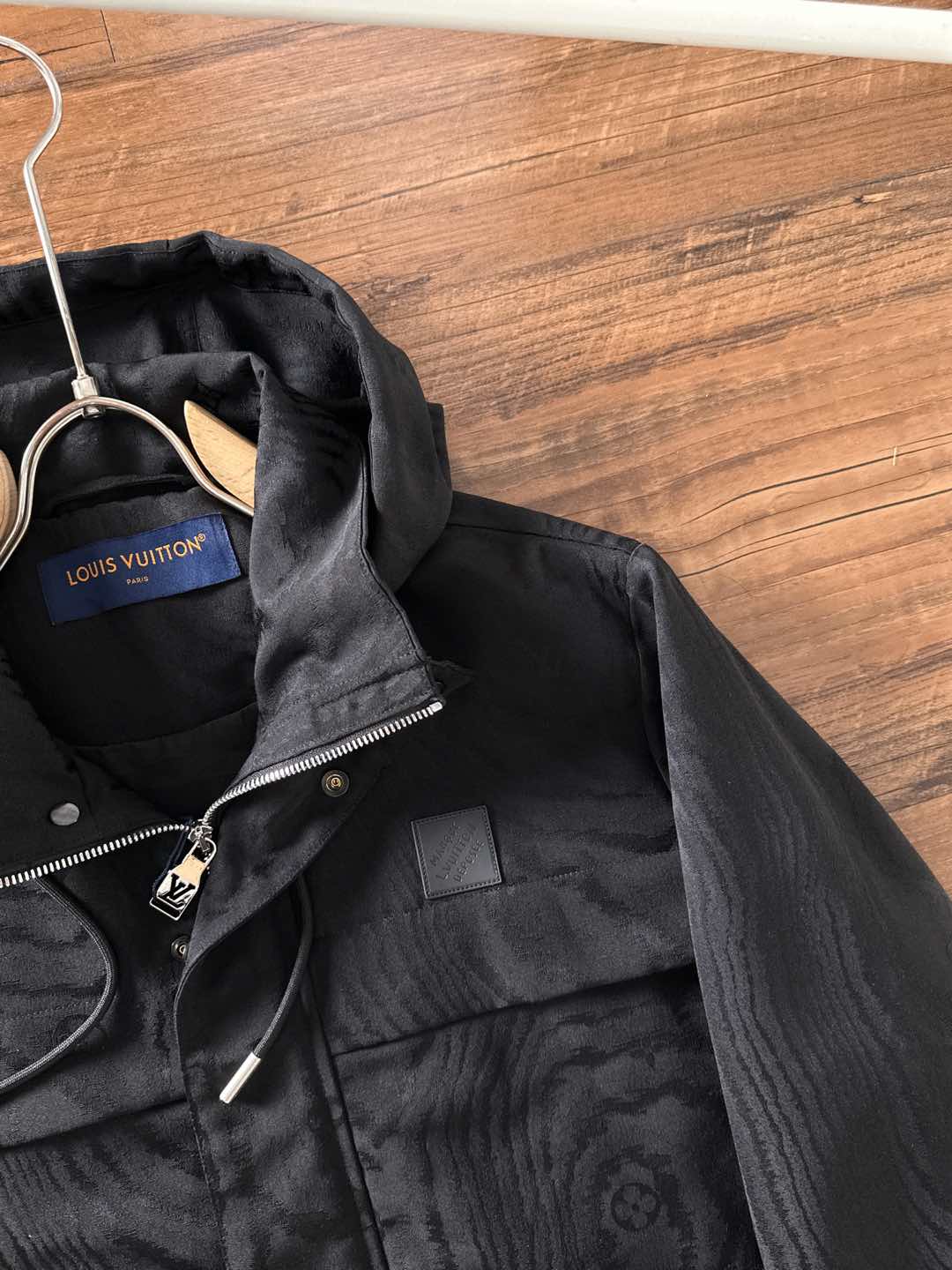 LV高仿黑色連帽外套 經典壓紋防風夾克 時尚街頭款|超A仿原單精品圖片 14 LV高仿黑色連帽外套 經典壓紋防風夾克 時尚街頭款|歐美奢侈品精品推薦