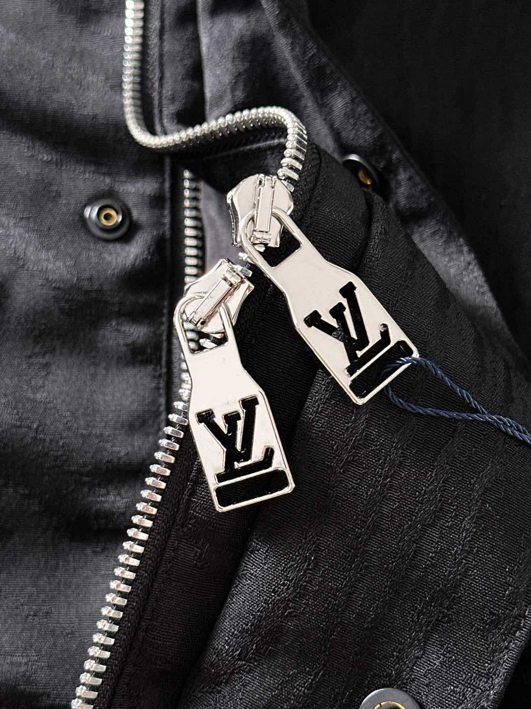 LV高仿黑色連帽外套 經典壓紋防風夾克 時尚街頭款｜歐美奢侈品精品推薦