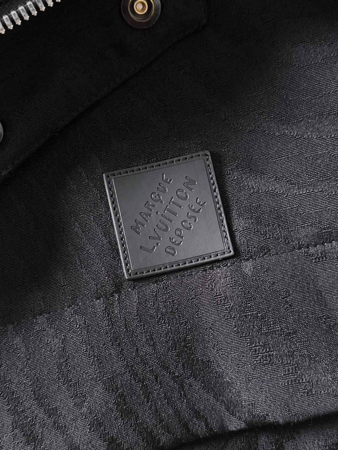 LV高仿黑色連帽外套 經典壓紋防風夾克 時尚街頭款｜歐美奢侈品精品推薦