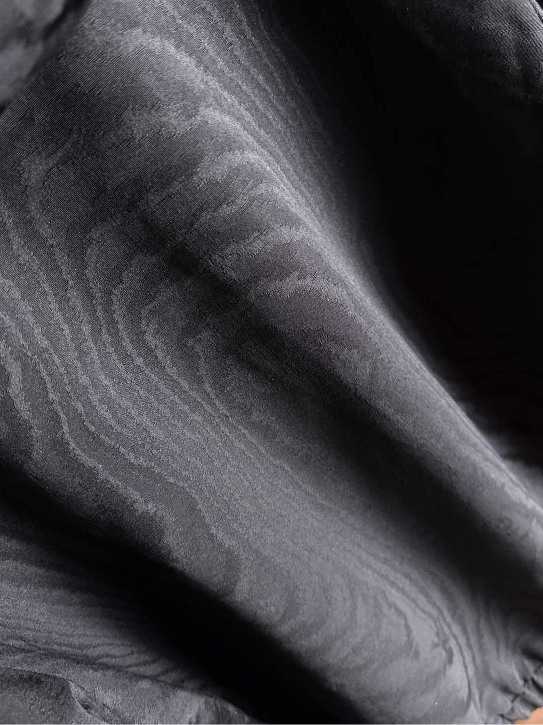 LV高仿黑色連帽外套 經典壓紋防風夾克 時尚街頭款｜歐美奢侈品精品推薦