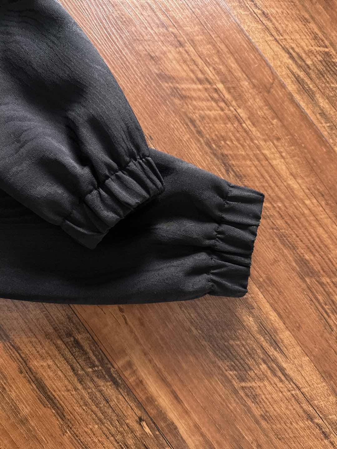 LV高仿黑色連帽外套 經典壓紋防風夾克 時尚街頭款｜歐美奢侈品精品推薦