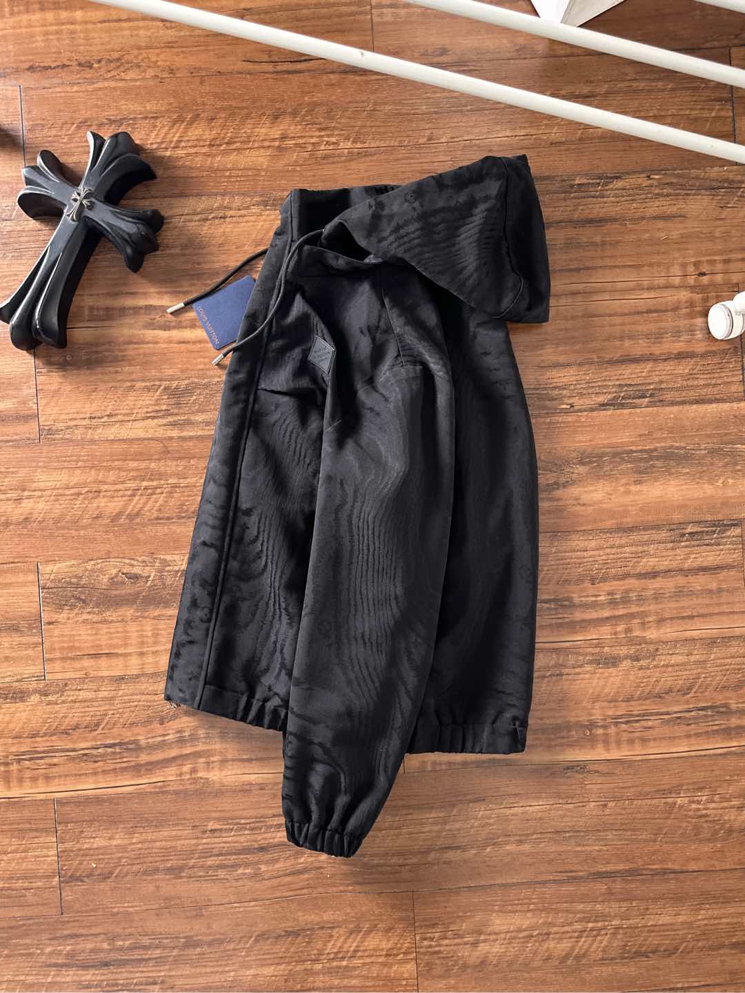 LV高仿黑色連帽外套 經典壓紋防風夾克 時尚街頭款｜歐美奢侈品精品推薦