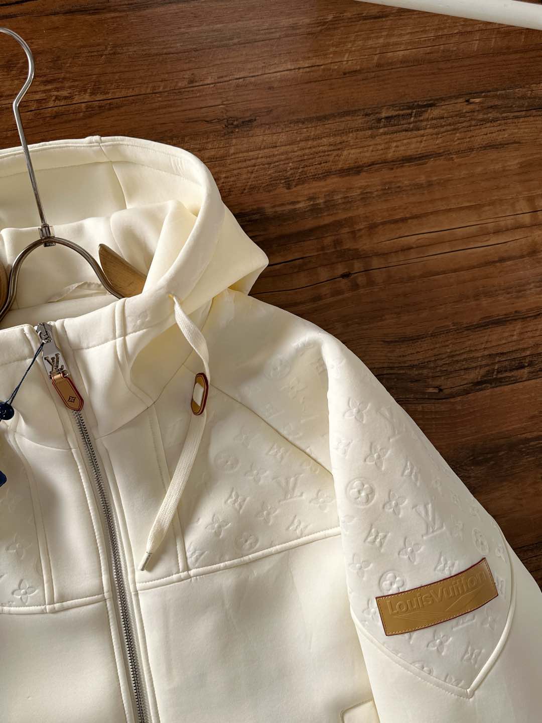 LV一比一白色立體Monogram連帽外套 經典防風夾克｜歐美奢侈品精品推薦