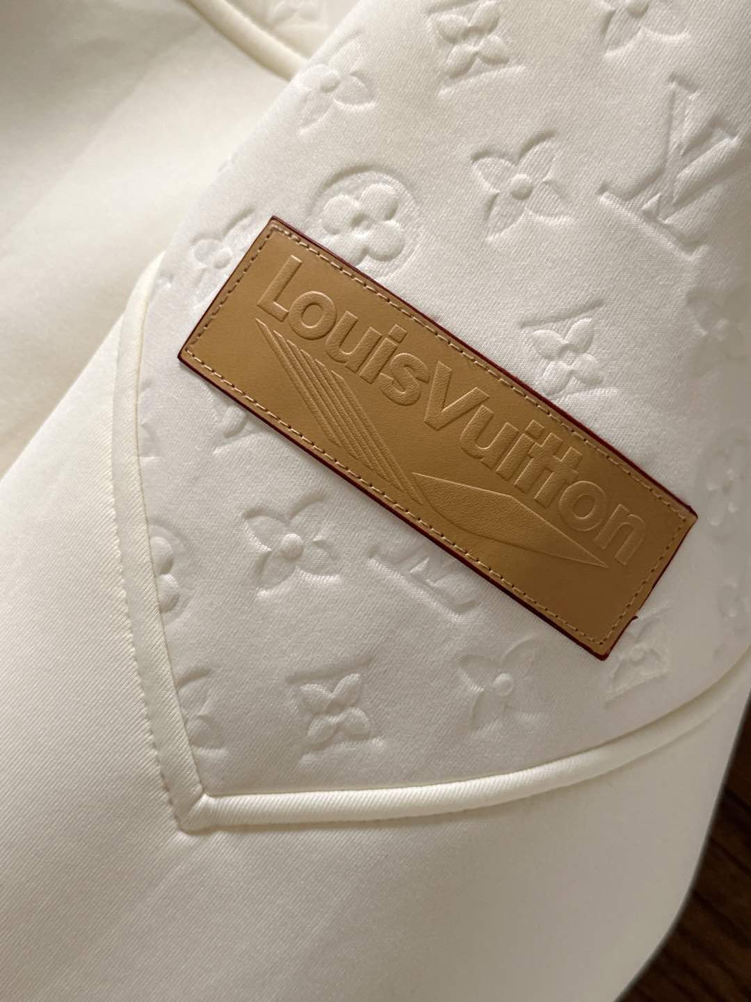 LV一比一白色立體Monogram連帽外套 經典防風夾克｜歐美奢侈品精品推薦