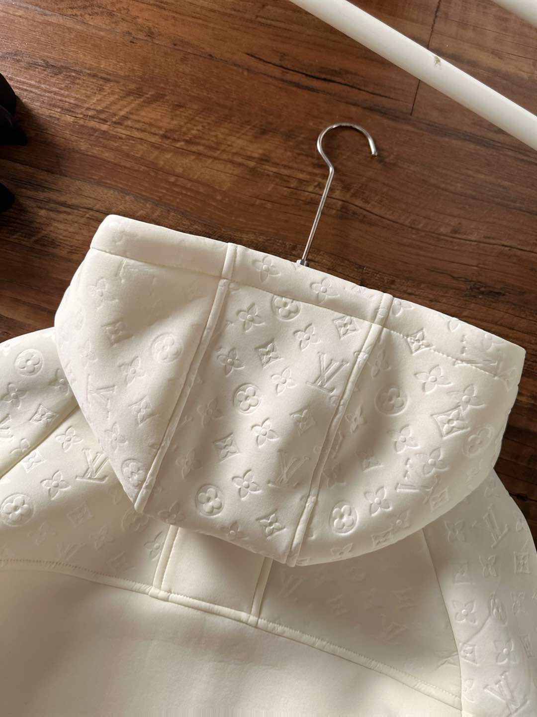 LV一比一白色立體Monogram連帽外套 經典防風夾克｜歐美奢侈品精品推薦