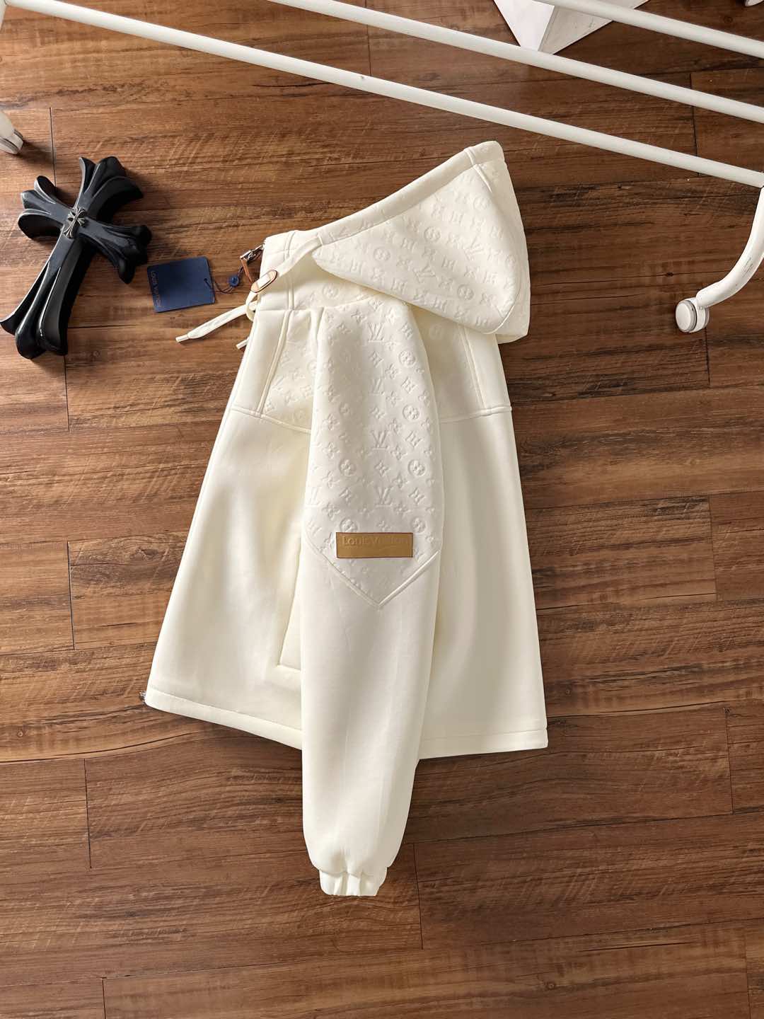 LV一比一白色立體Monogram連帽外套 經典防風夾克｜歐美奢侈品精品推薦