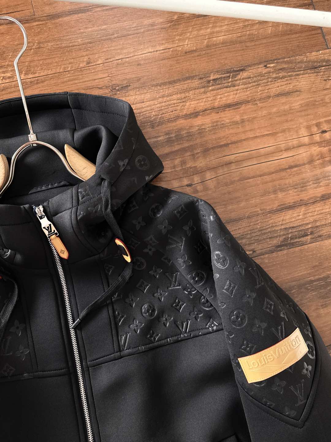 LV高仿黑色Monogram拼接連帽外套 防風保暖夾克精品款｜歐美奢侈品精品推薦