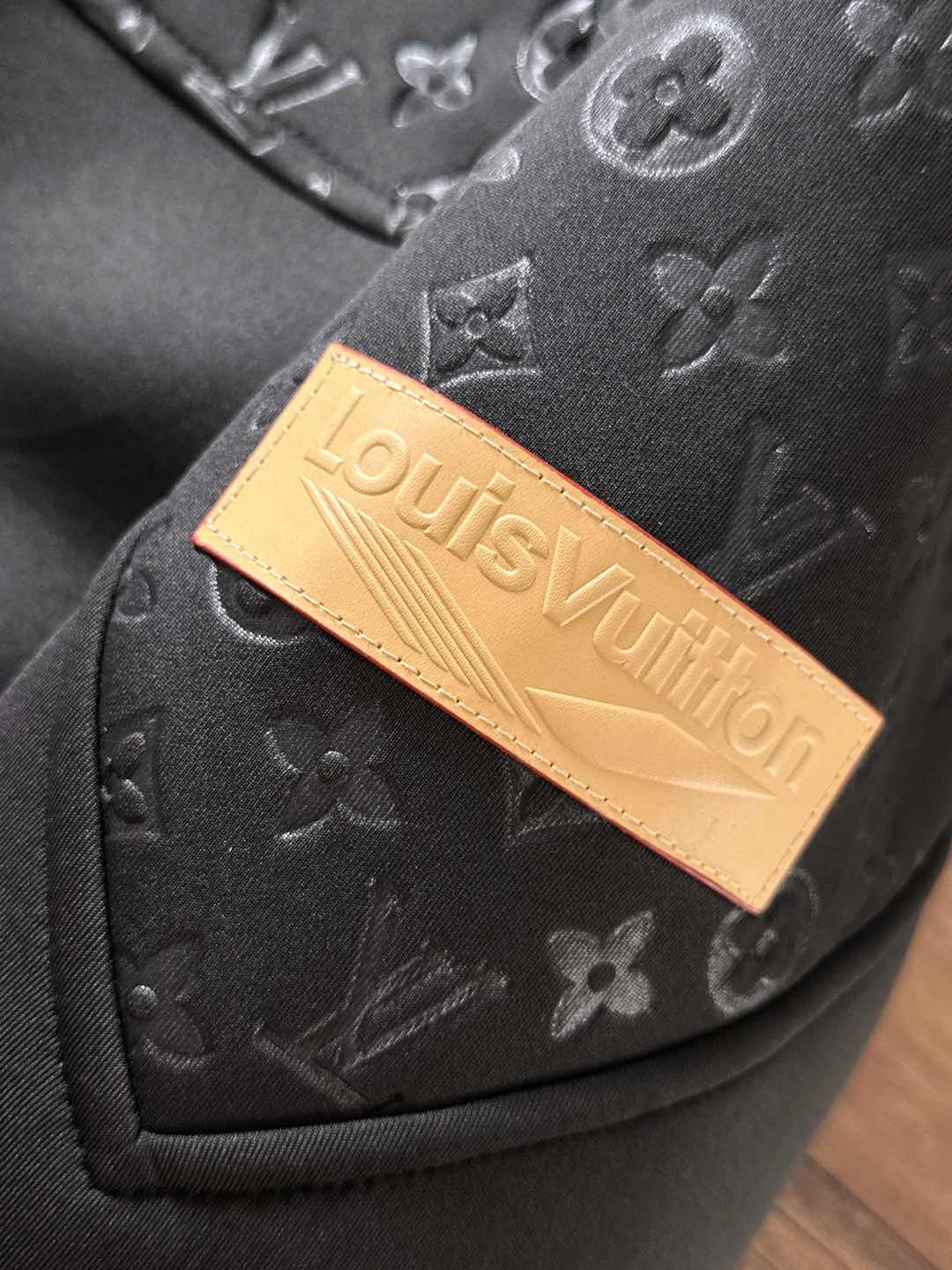 LV高仿黑色Monogram拼接連帽外套 防風保暖夾克精品款｜歐美奢侈品精品推薦