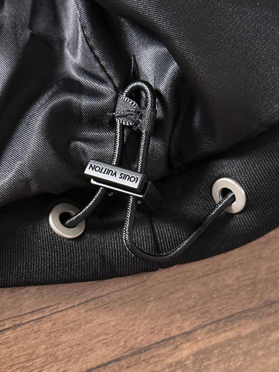 LV高仿黑色Monogram拼接連帽外套 防風保暖夾克精品款｜歐美奢侈品精品推薦