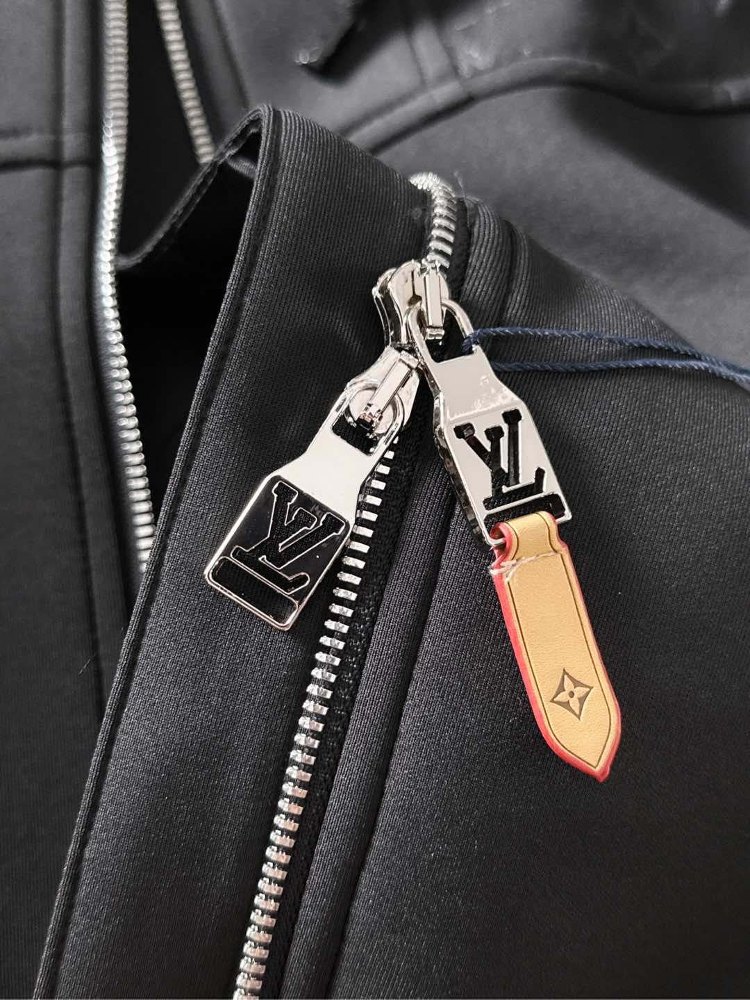 LV高仿黑色Monogram拼接連帽外套 防風保暖夾克精品款｜歐美奢侈品精品推薦