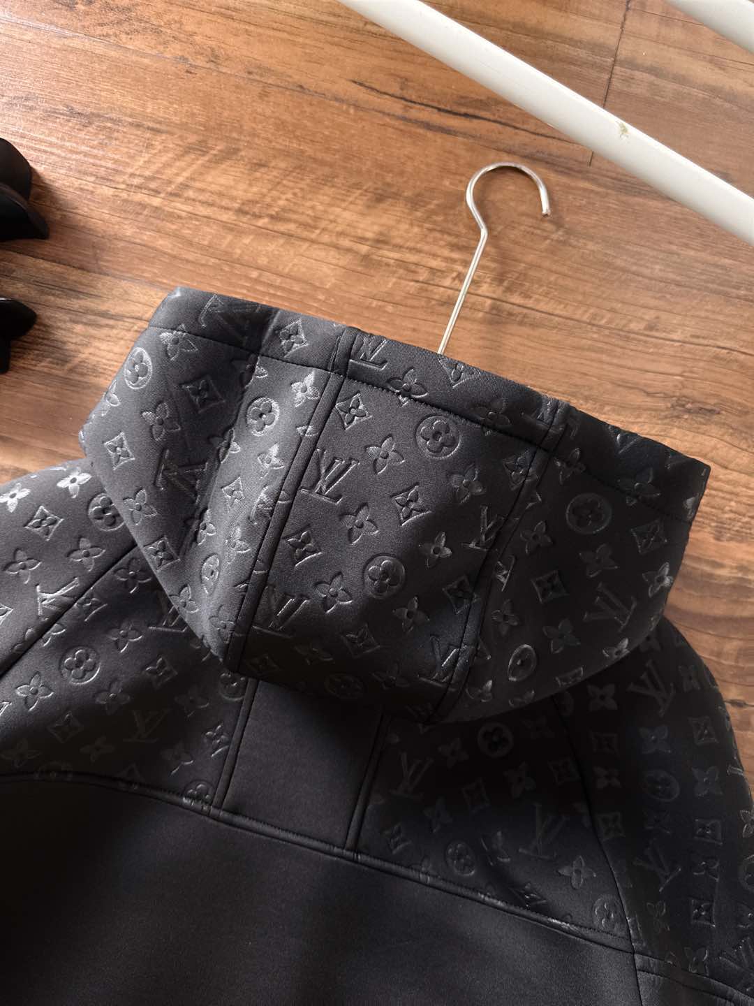 LV高仿黑色Monogram拼接連帽外套 防風保暖夾克精品款｜歐美奢侈品精品推薦