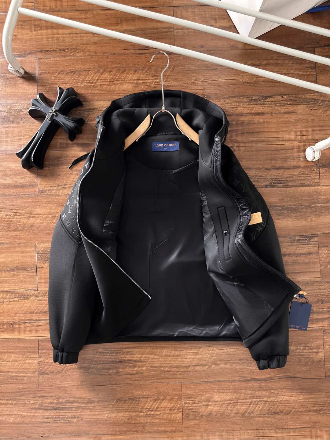 LV高仿黑色Monogram拼接連帽外套 防風保暖夾克精品款｜歐美奢侈品精品推薦