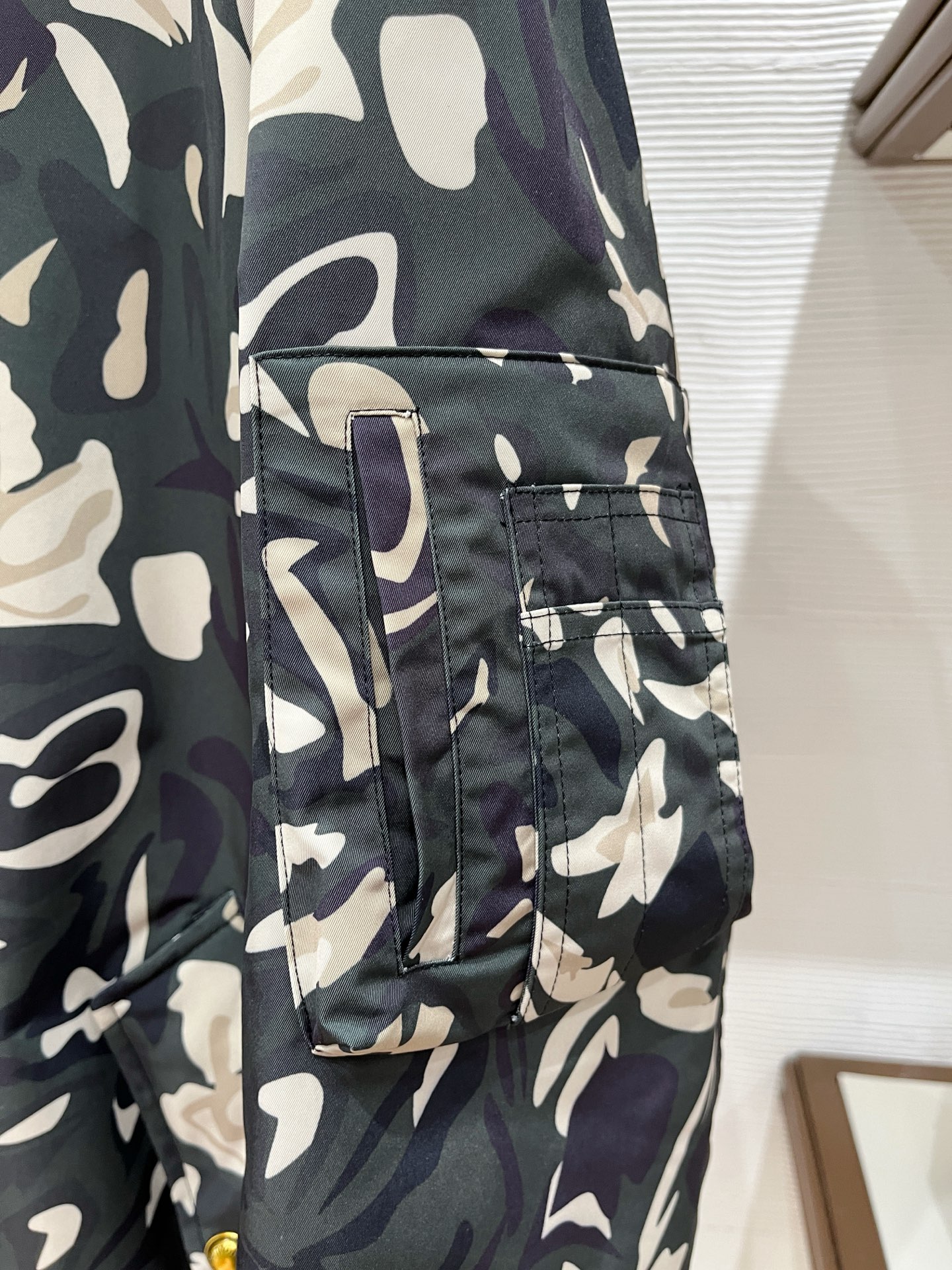 LV高仿黑灰迷彩連帽外套 Monogram內裡精品夾克｜歐美奢侈品精品推薦