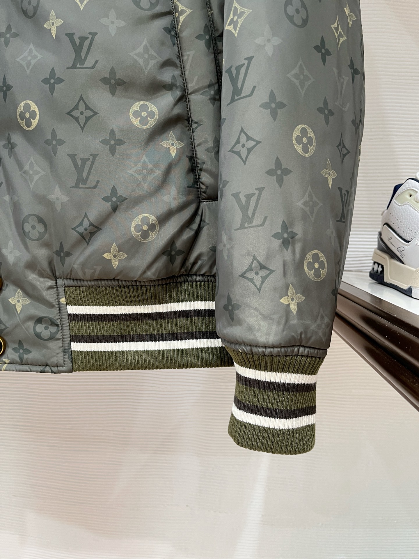 LV原單灰綠Monogram棒球外套 經典學院風防風夾克｜歐美奢侈品精品推薦