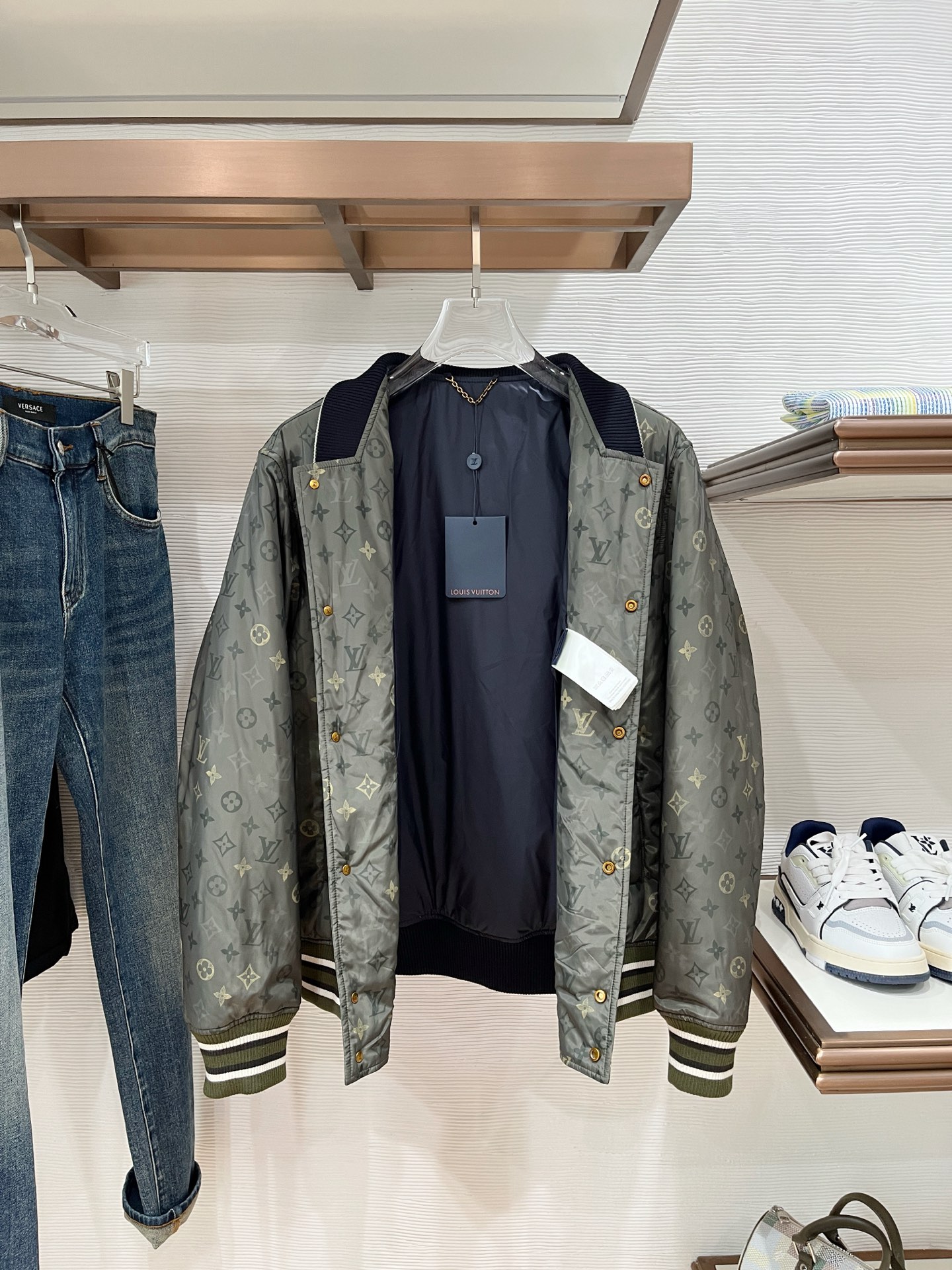 LV原單灰綠Monogram棒球外套 經典學院風防風夾克｜歐美奢侈品精品推薦