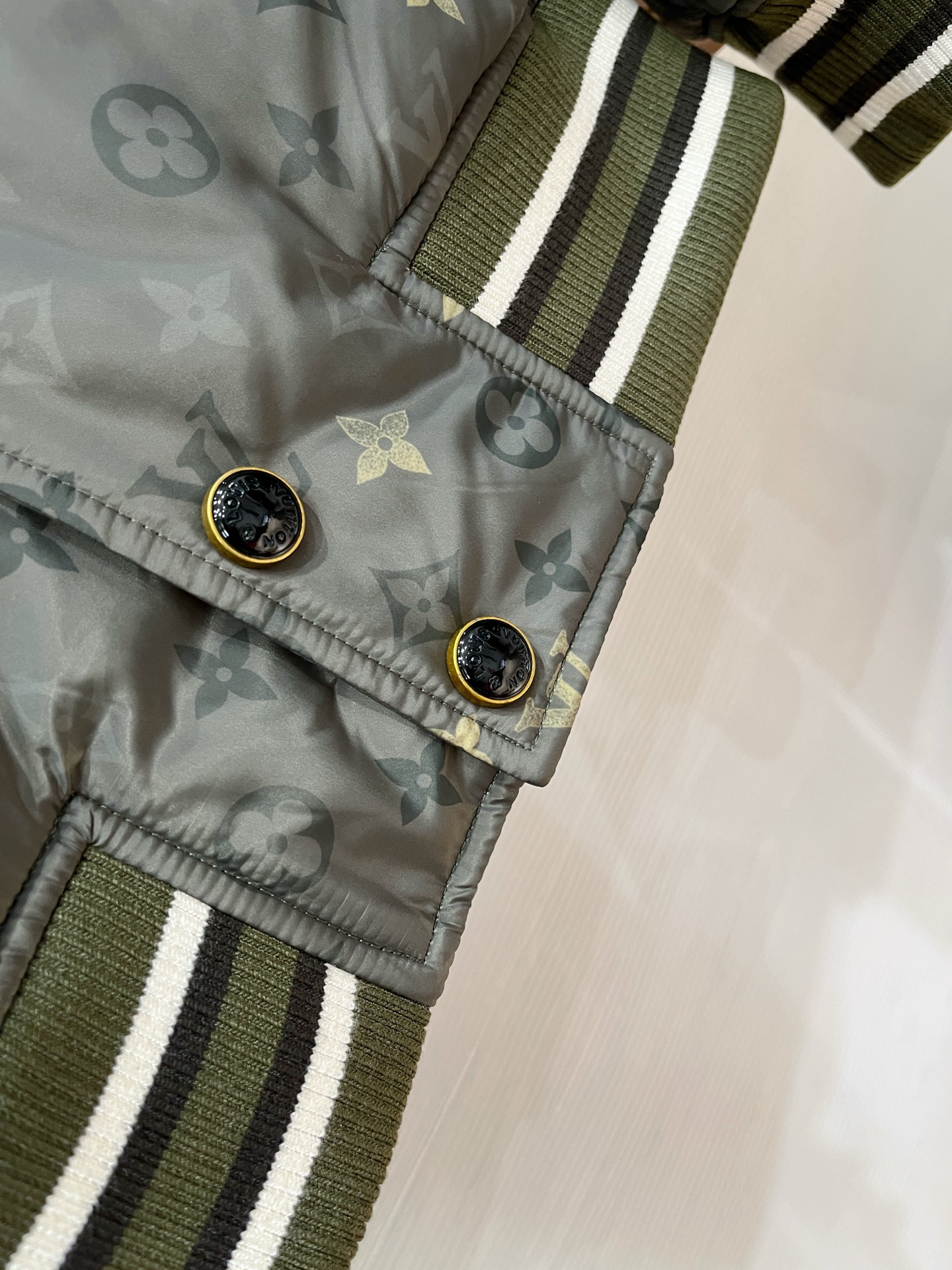 LV原單灰綠Monogram棒球外套 經典學院風防風夾克｜歐美奢侈品精品推薦