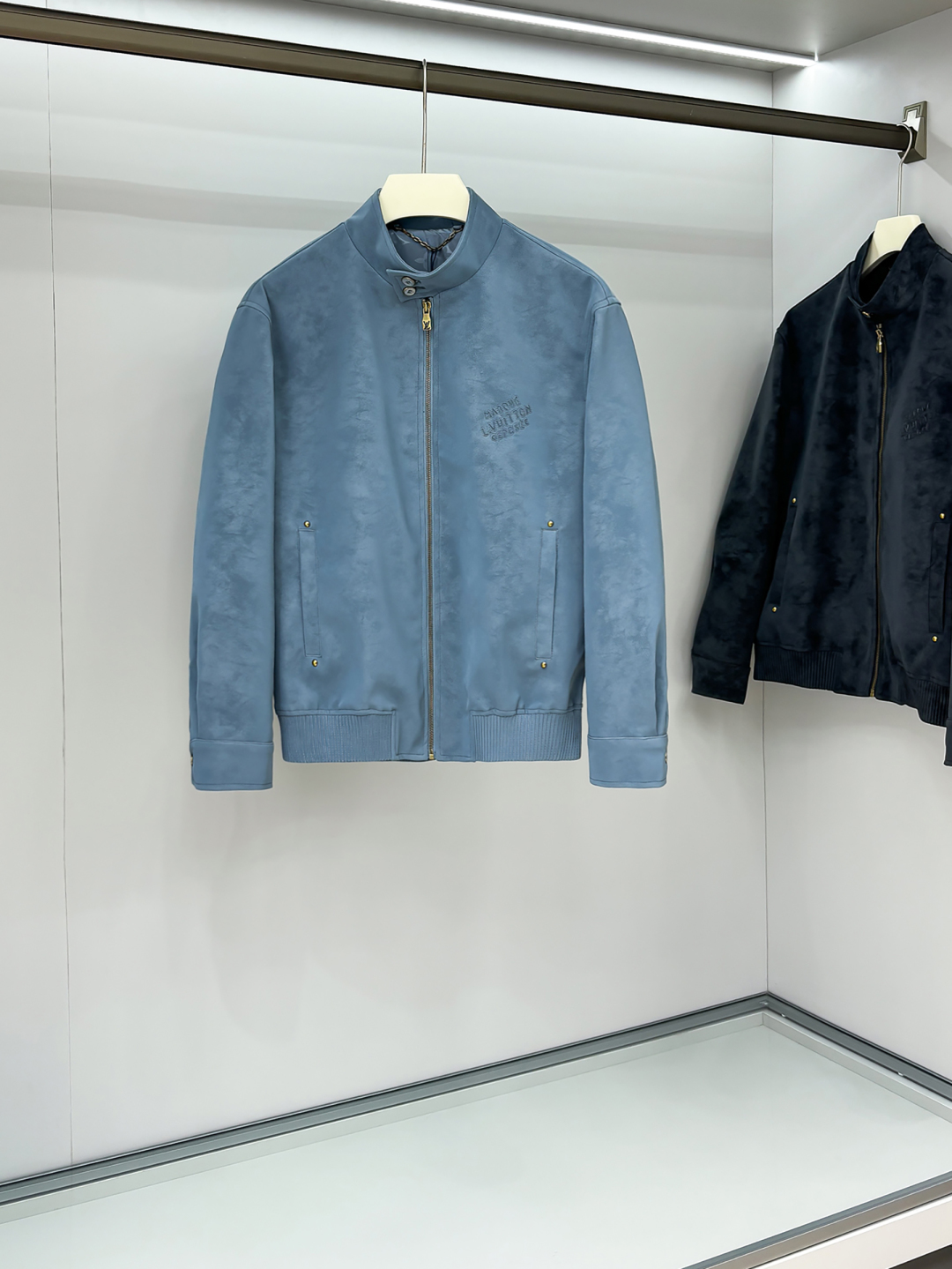 LV高仿淡藍立領麂皮外套 經典簡約飛行夾克款