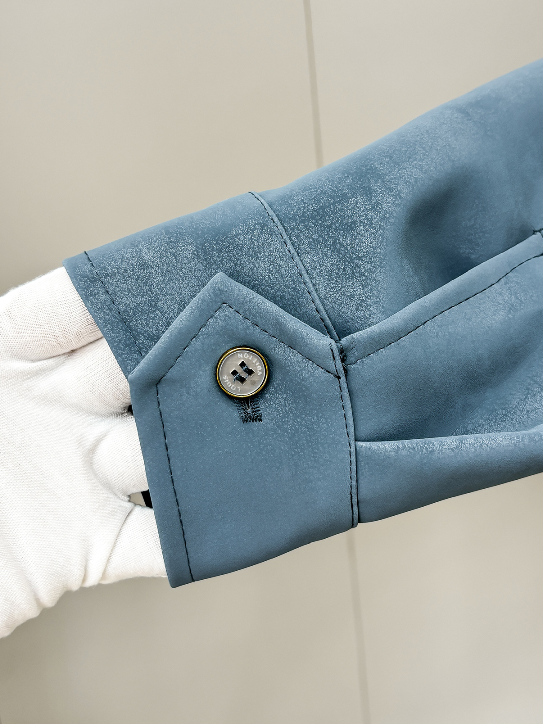 LV高仿淡藍立領麂皮外套 經典簡約飛行夾克款｜歐美奢侈品精品推薦