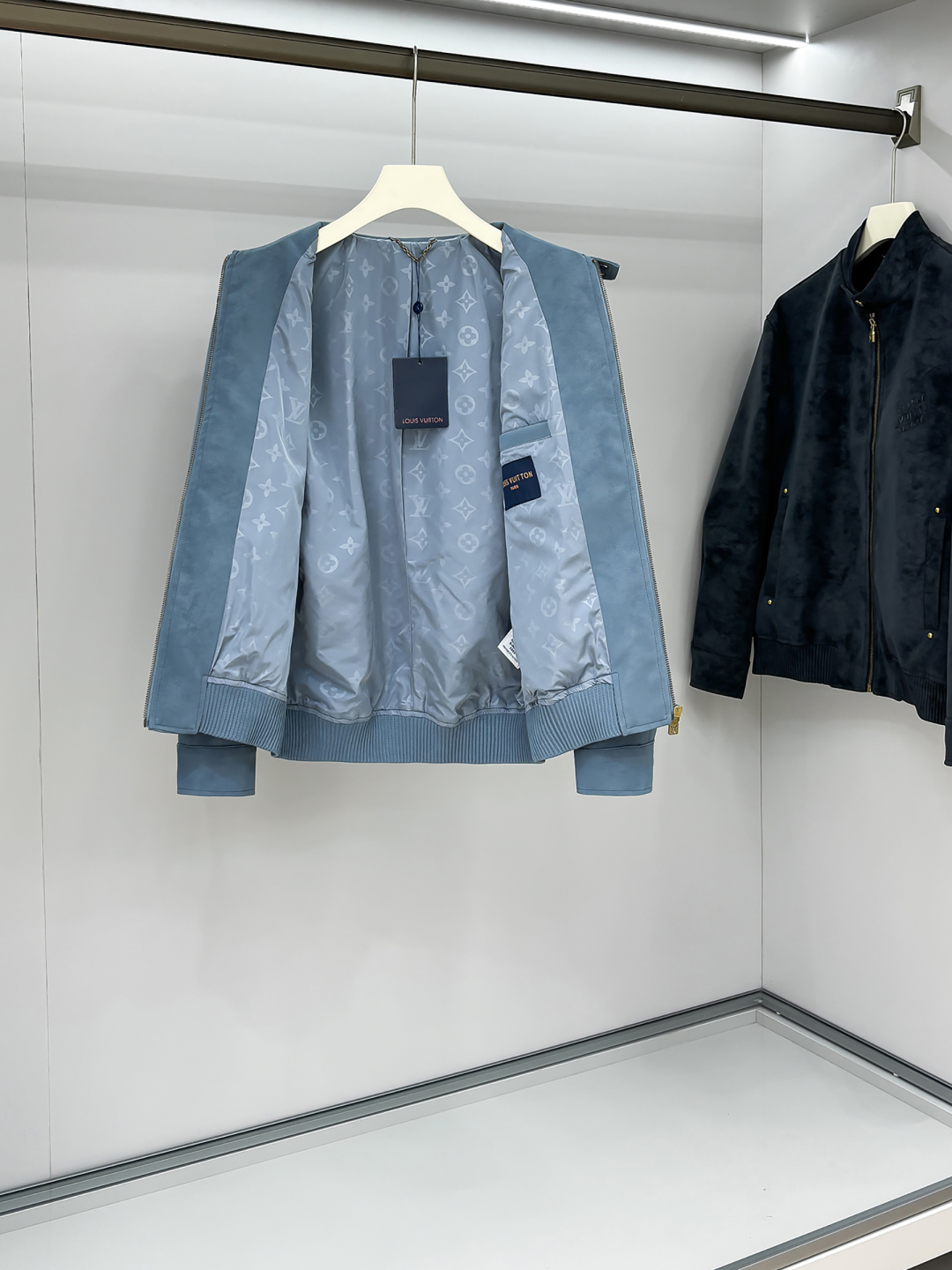 LV高仿淡藍立領麂皮外套 經典簡約飛行夾克款｜歐美奢侈品精品推薦