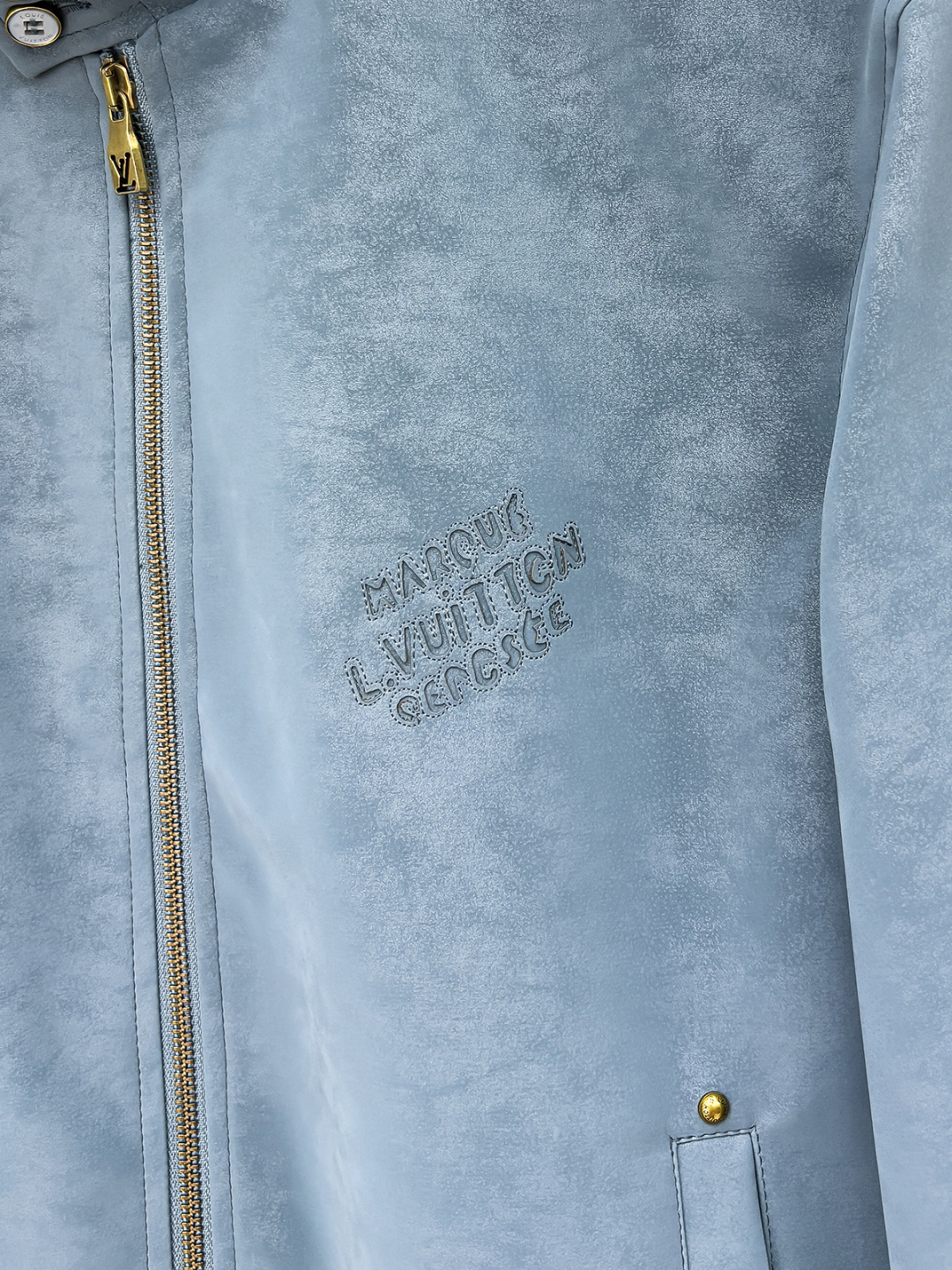 LV高仿淡藍立領麂皮外套 經典簡約飛行夾克款｜歐美奢侈品精品推薦