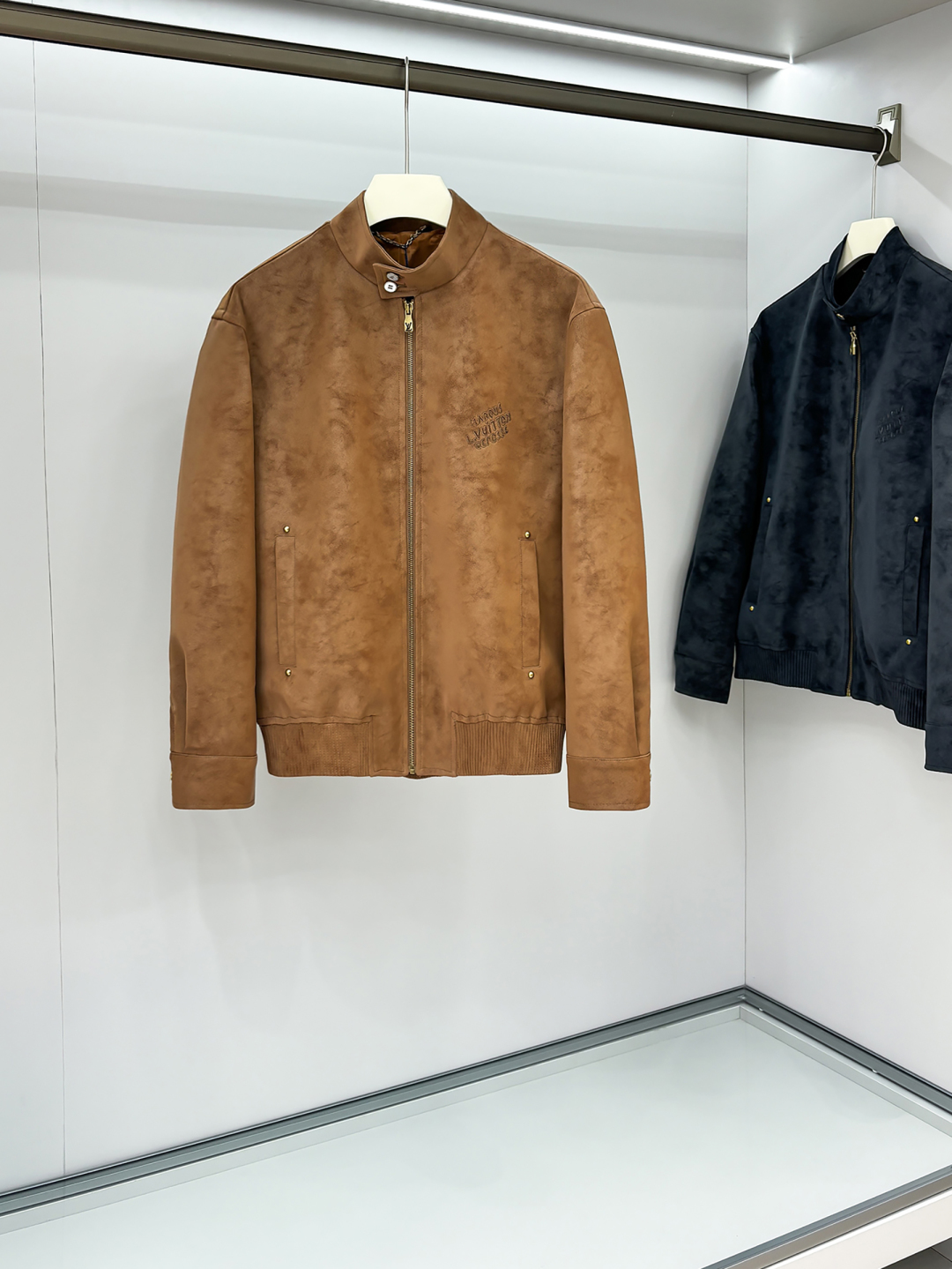 LV精品仿製焦糖色麂皮立領外套 經典飛行夾克設計