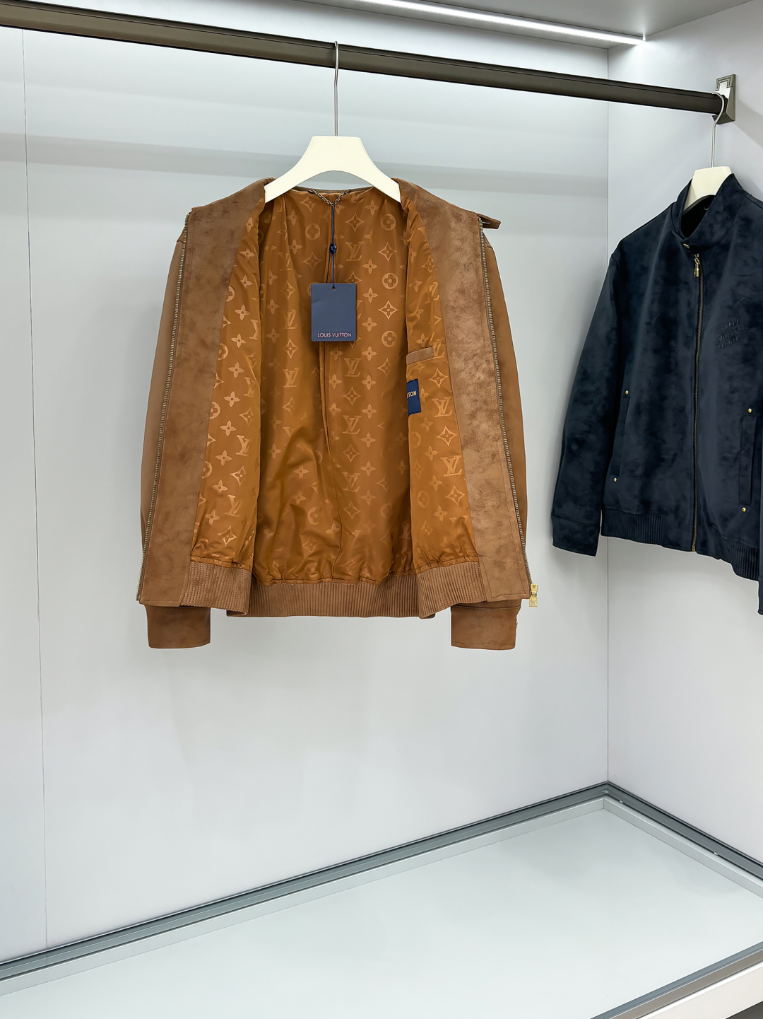 LV精品仿製焦糖色麂皮立領外套 經典飛行夾克設計｜歐美奢侈品精品推薦