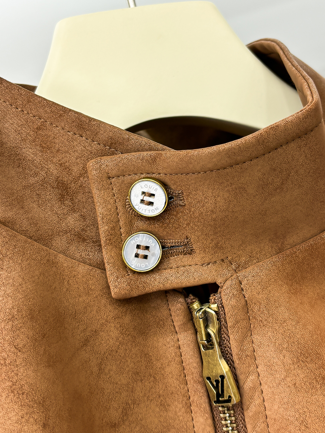 LV精品仿製焦糖色麂皮立領外套 經典飛行夾克設計｜歐美奢侈品精品推薦