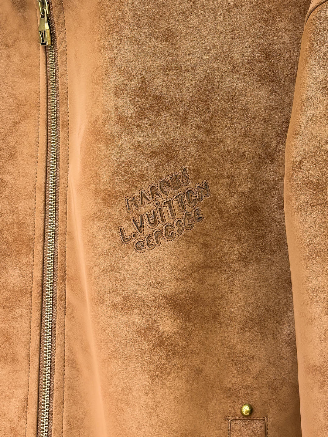 LV精品仿製焦糖色麂皮立領外套 經典飛行夾克設計｜歐美奢侈品精品推薦